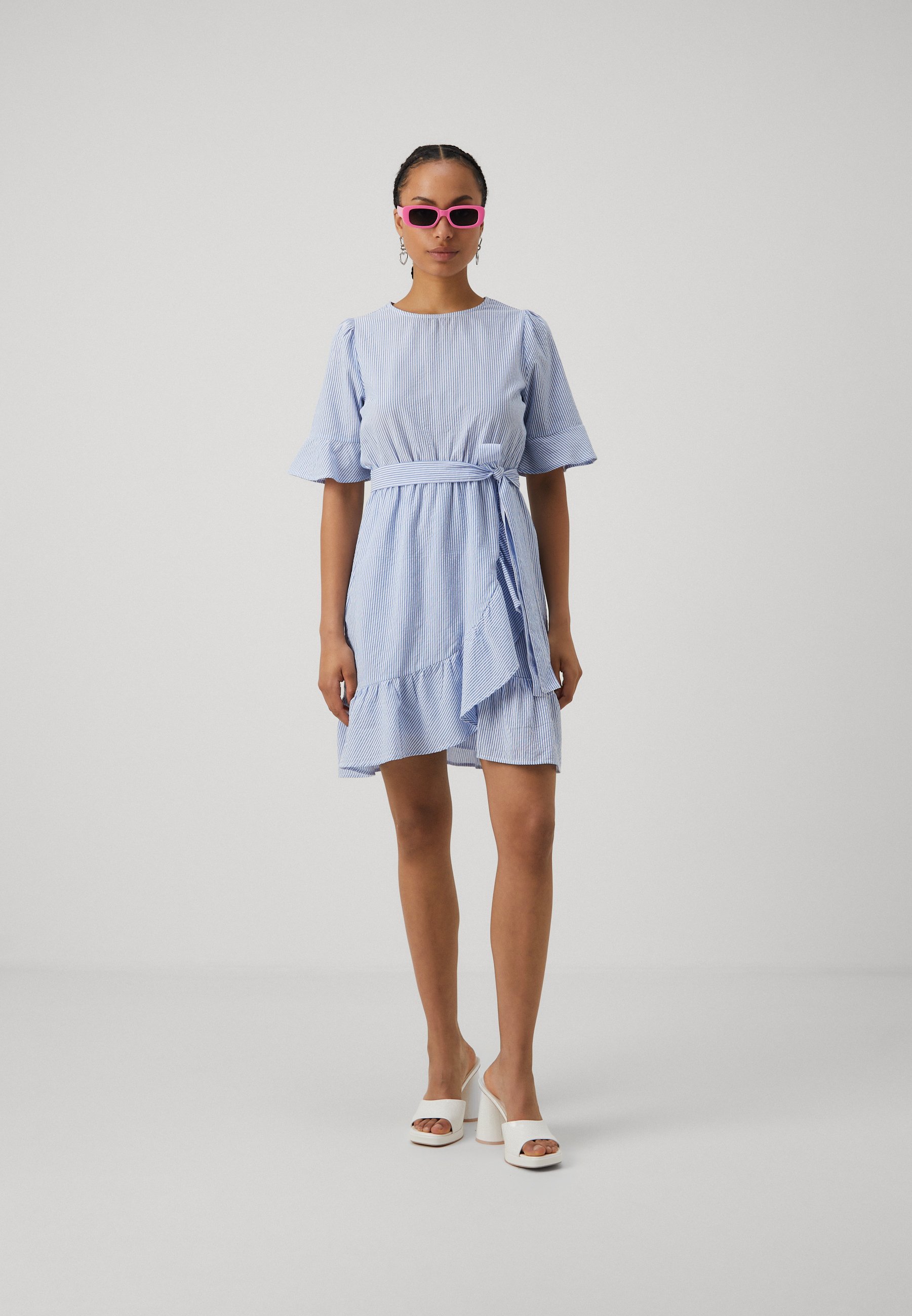 Robe courte OnlyLelila - Robe de jour - Cloud Dancer/Bleu