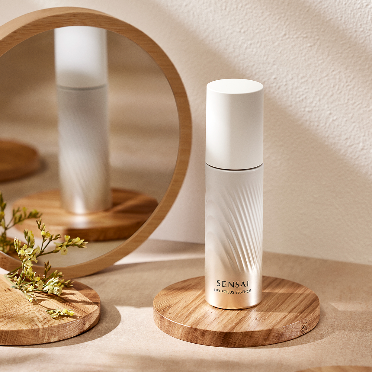 Spevňujúca esencia Sensai Lift Focus Essence Luxusný prípravok proti vráskam a starnutiu