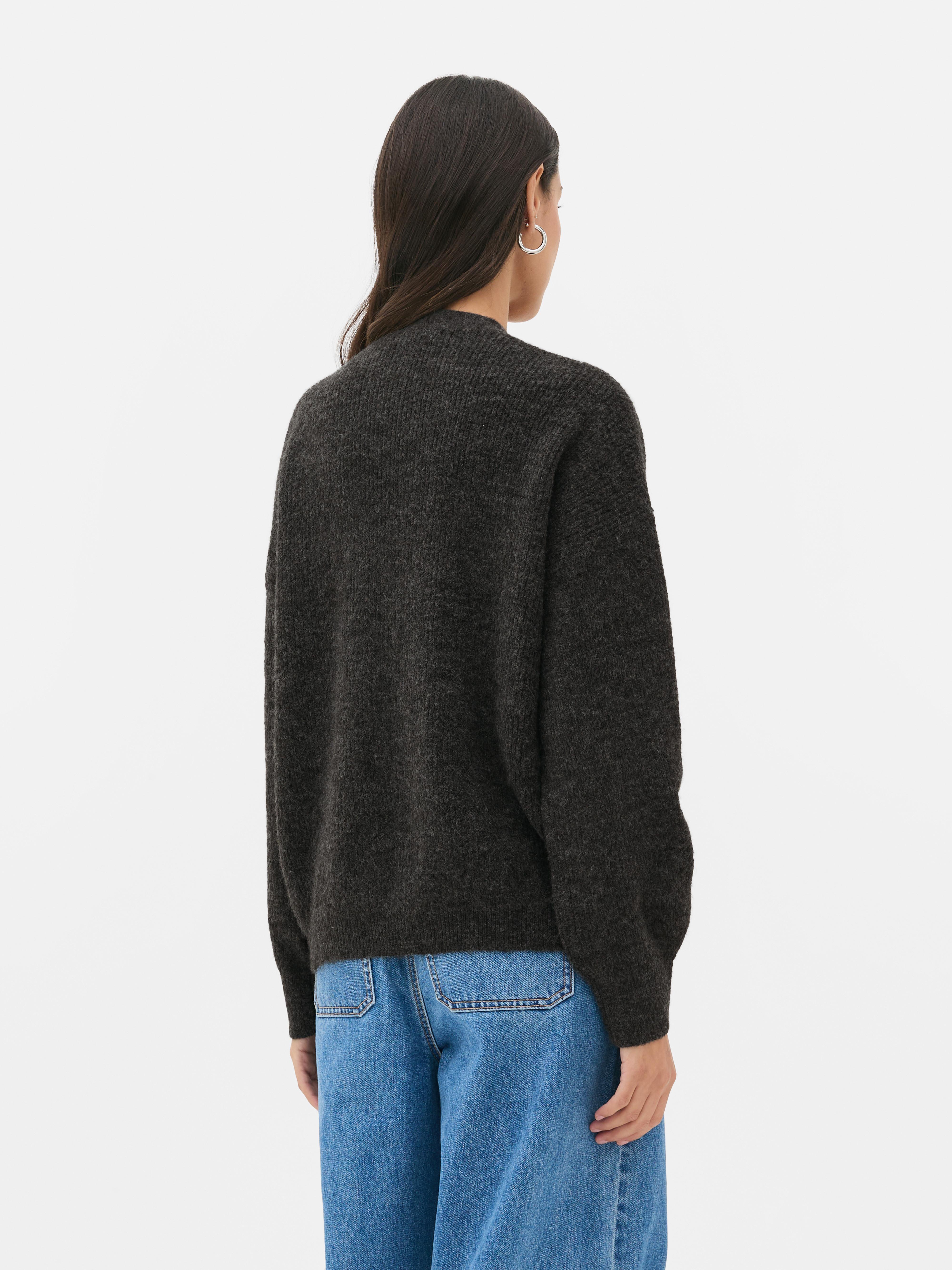 Cardigan con scollo a V e vestibilità comoda. Questo cardigan con bottoni, vestibilità comoda e spalle scese è un classico elegante.