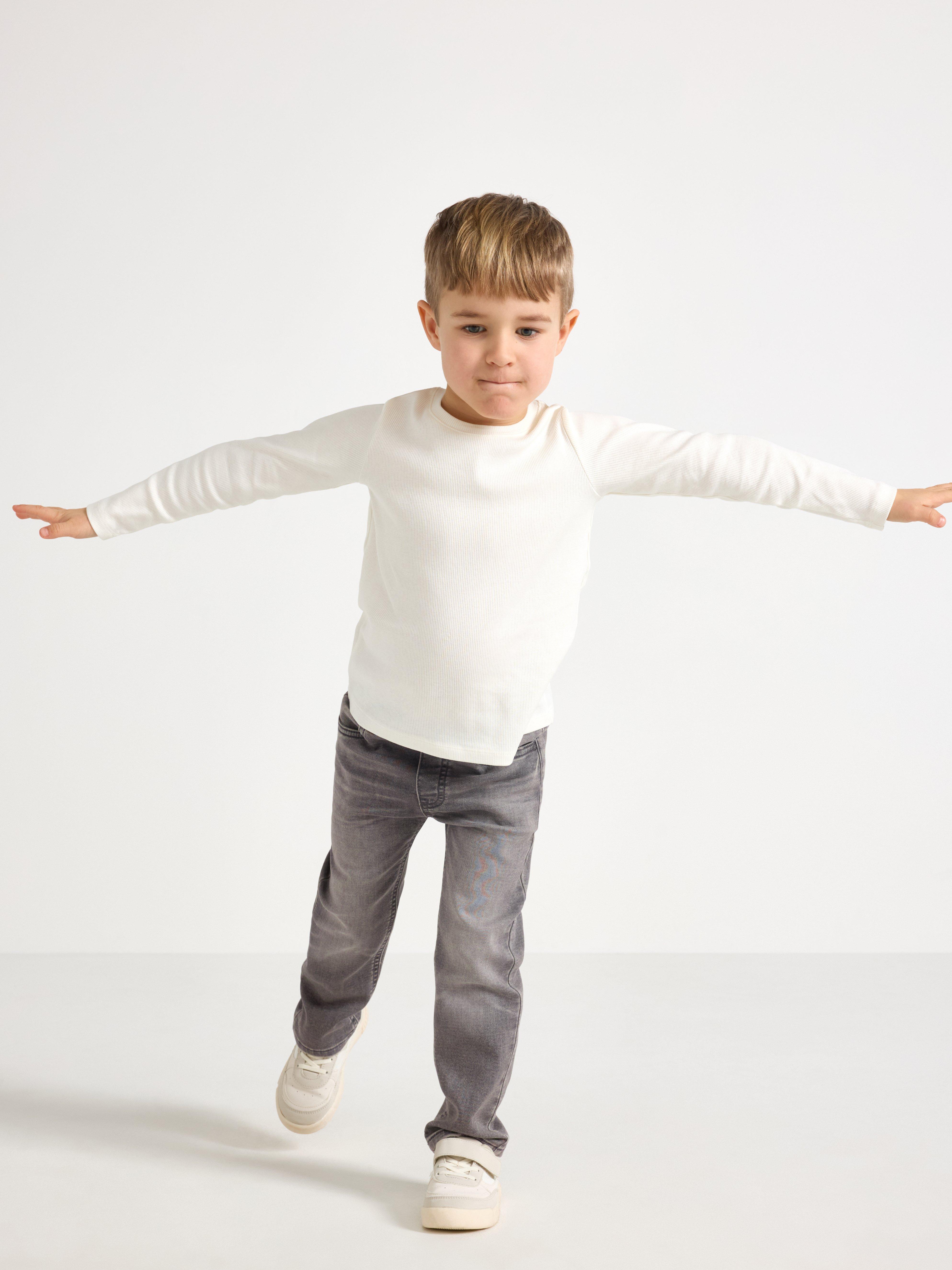STAFFAN Jeans de pierna recta en mezclilla gris