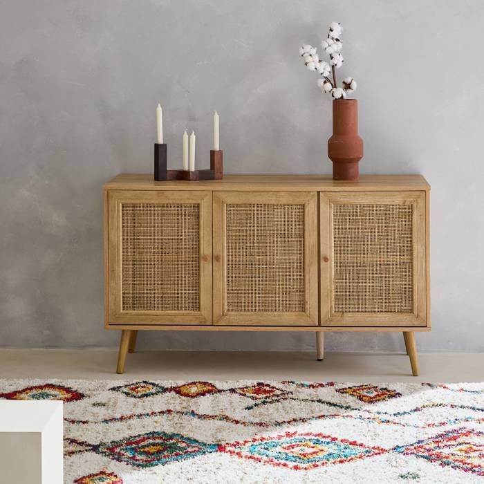 Credenza bassa in rattan 120x39x70cm - Stile bohémien - 2 ripiani, 3 ante, gambe scandinave.