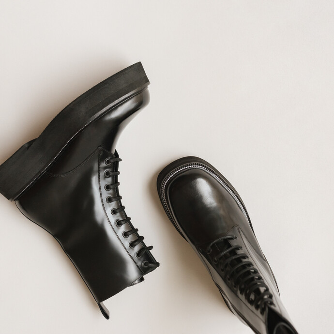 Boots à lacets et semelles épaisses  en cuir glacé noir