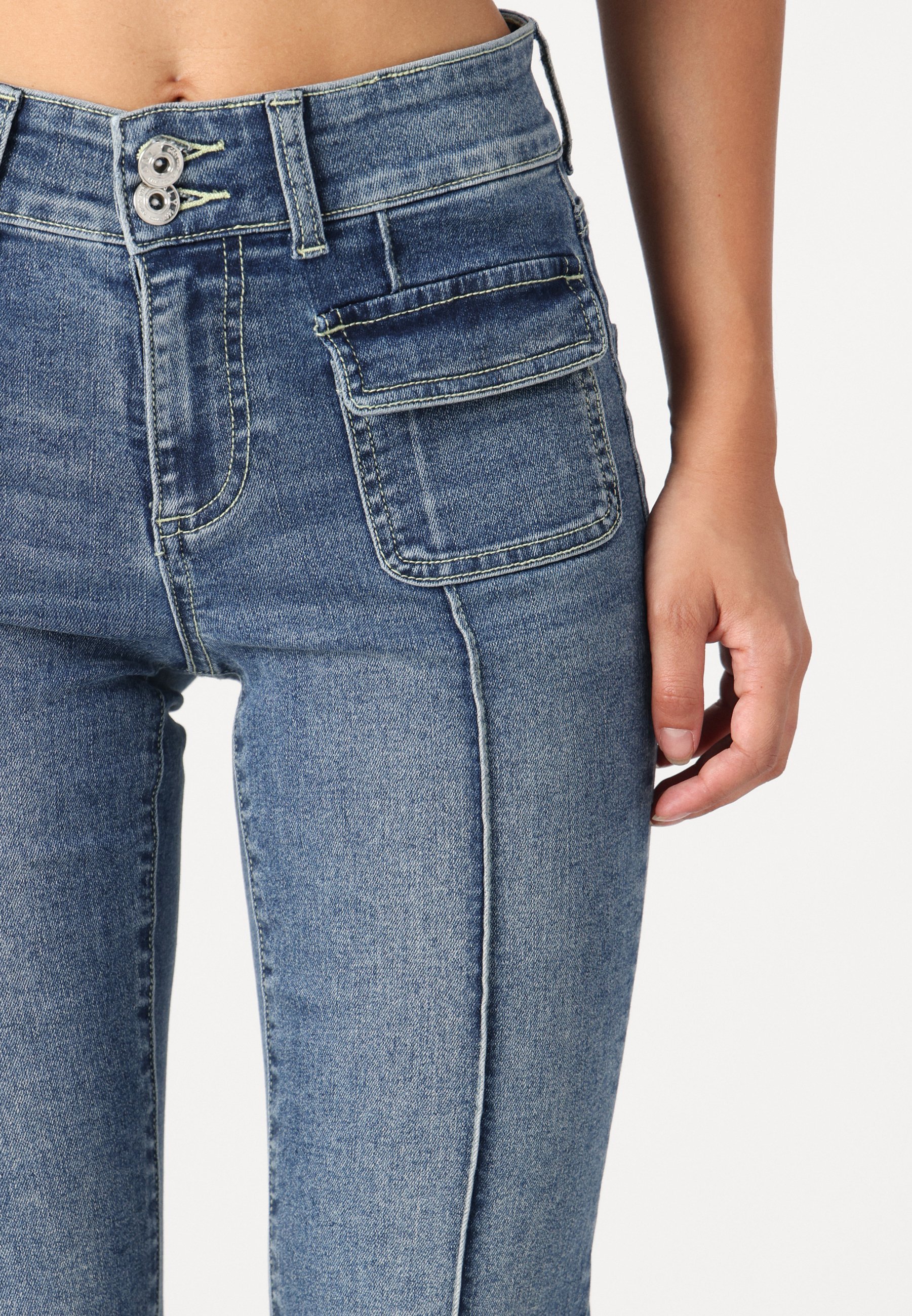 ONLY Petite ONLWAUW MID WAIST FLARED - Flared Jeans - mediumblauwe denim