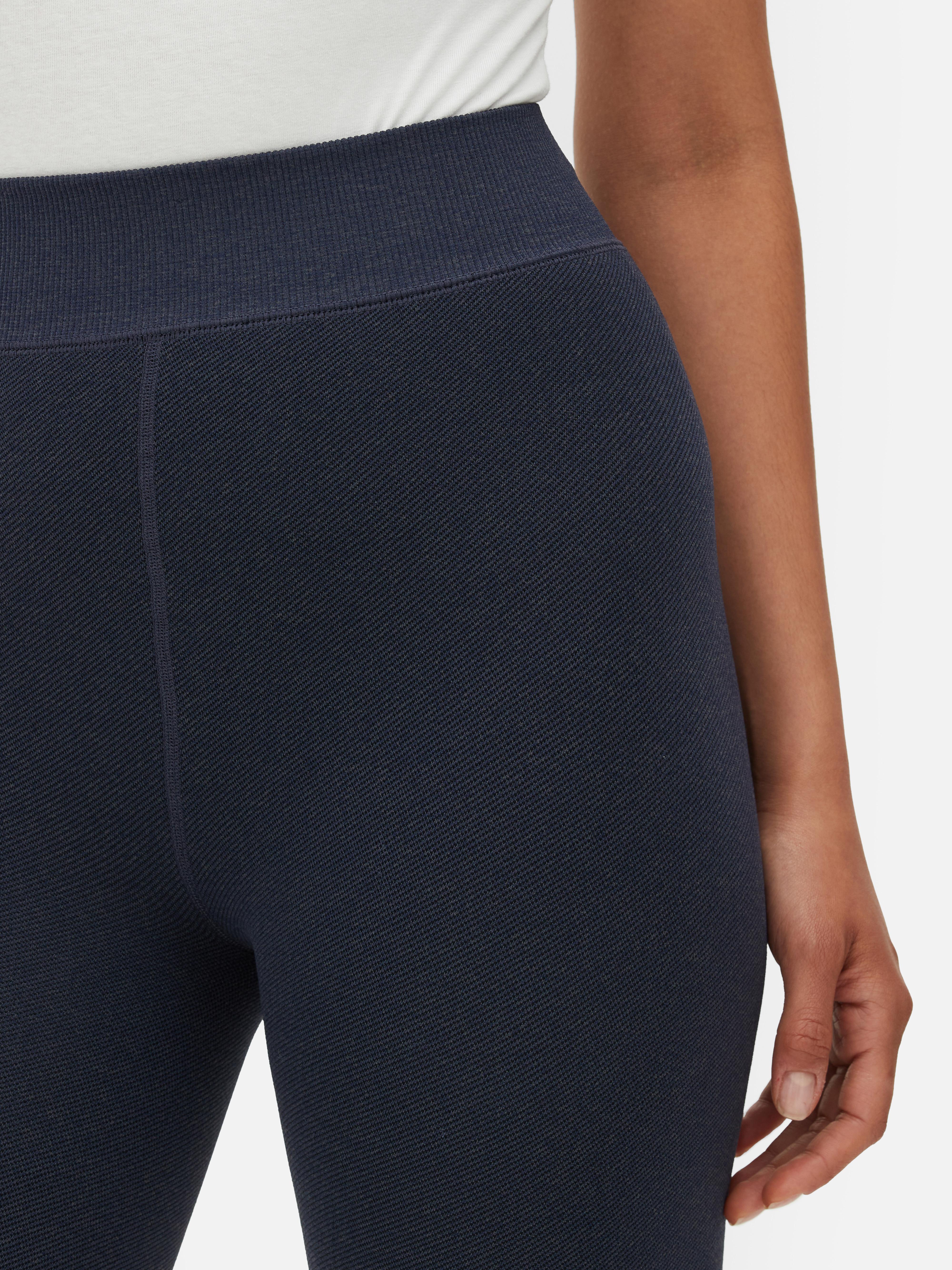 Colanți cu căptușeală catifelată și aspect denim. Acești colanți cu căptușeală moale și aspect denim reprezintă combinația perfectă între confort și stil.
