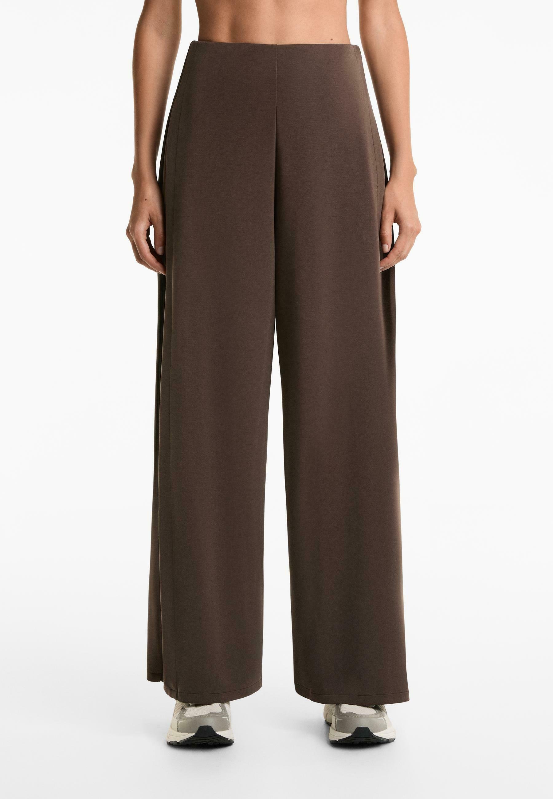 Pantalon OYSHO à jambes larges et plis latéraux, doux au toucher - marron foncé