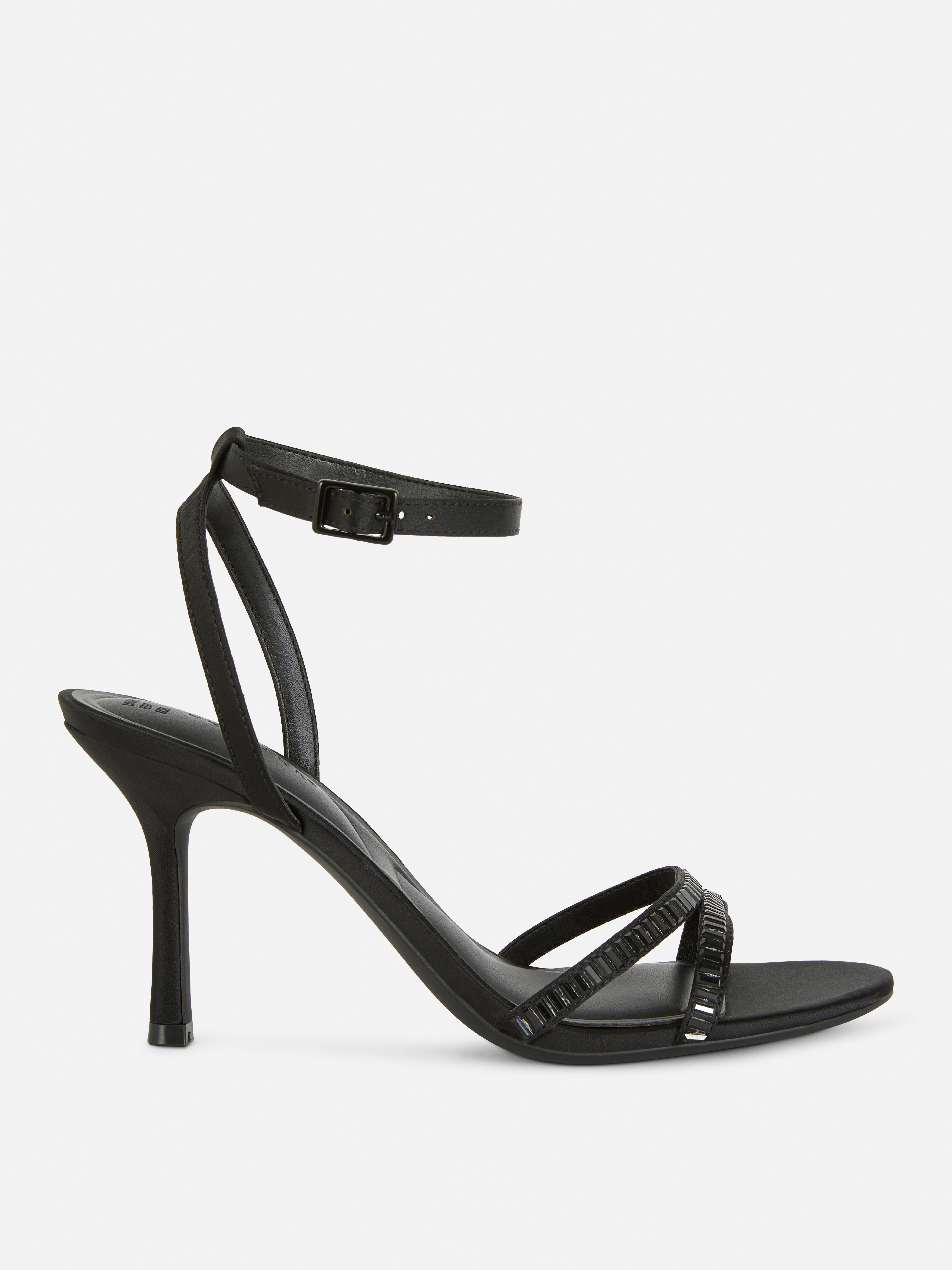 Sandalen mit Strasssteinen und Absatz. High Heels mit Riemchen, Strassverzierungen und einem Knöchelriemen mit Schnalle.