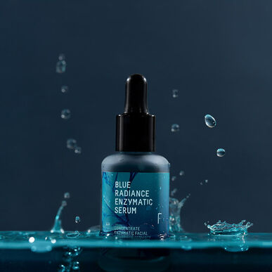 Sérum exfoliante enzimático, unificador e iluminador Blue Radiance de Freshly Cosmetics, 30 ml