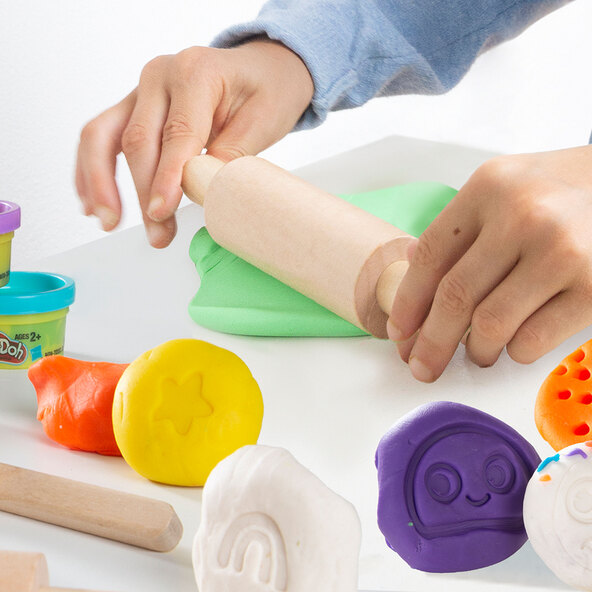 Kreativt lekebord, roba x Play-Doh, inkludert modelleringsleire og tilbehør