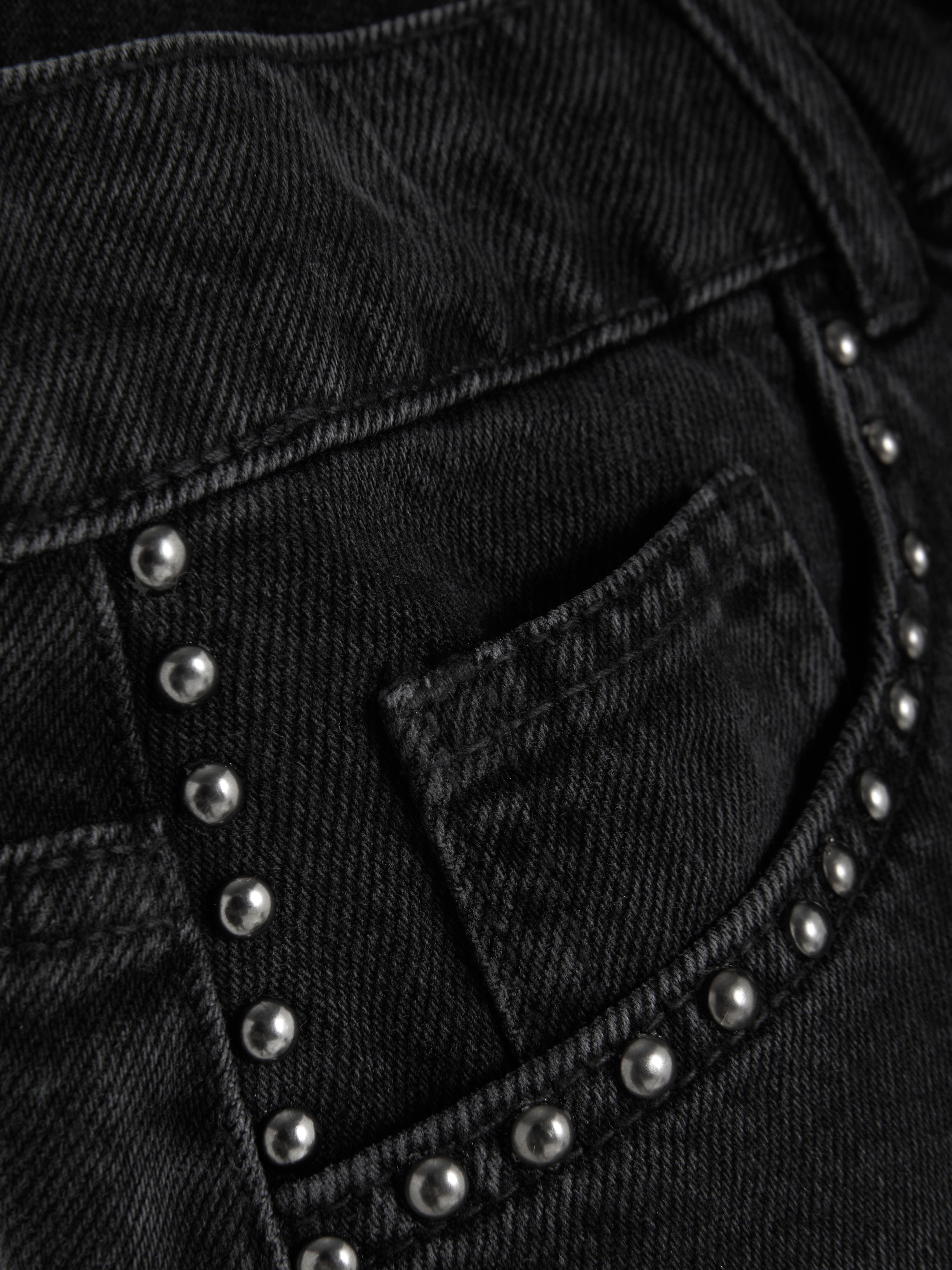 Fustă mini din denim cu ținte. Această fustă mini are cinci buzunare, găici pentru curea și fermoar.