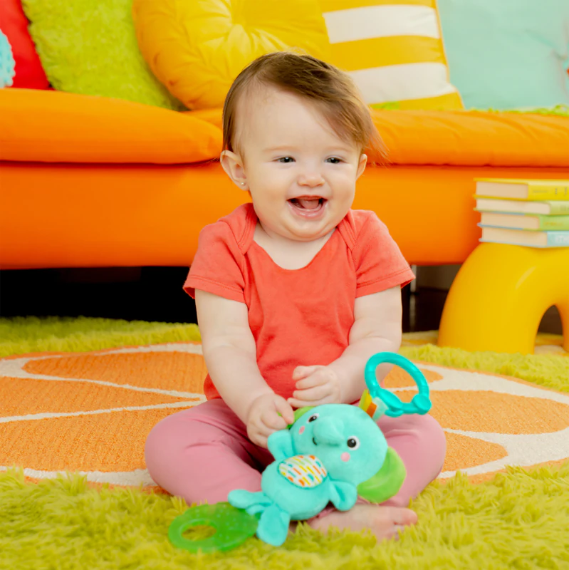 Brinquedo de pendurar Bright Starts Tug Tunes com contraste e melodia.