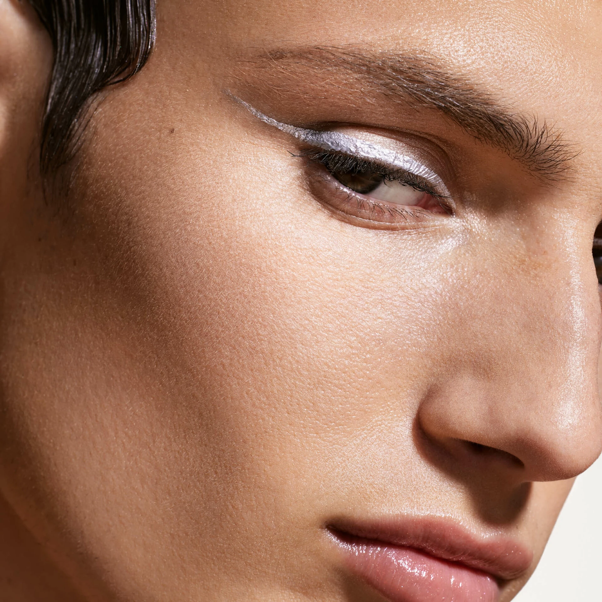 Tekutá oční linka Glitty Lid Shimmer Chrome At Me - Fenty Beauty