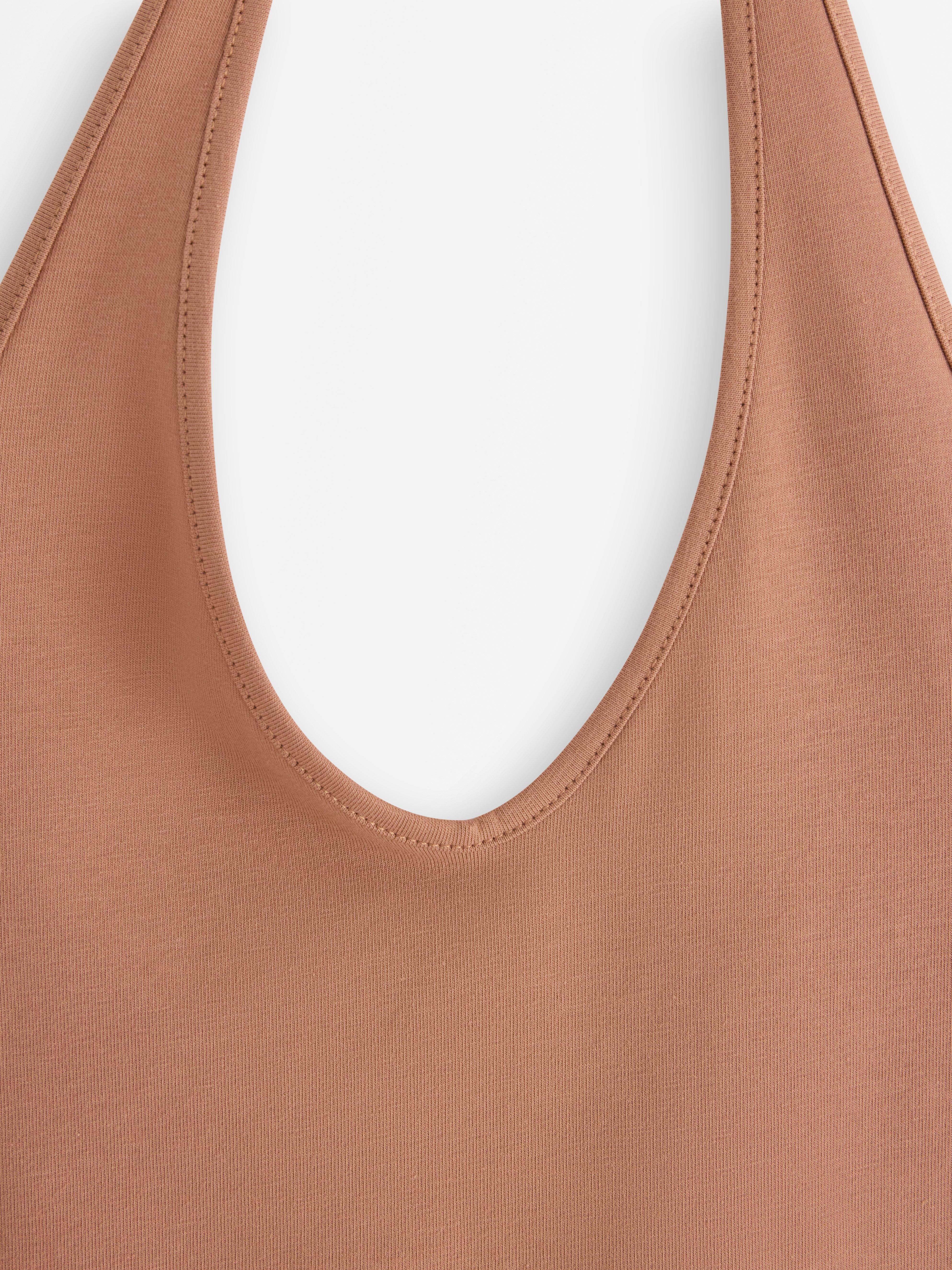 Top de cuello halter color beige oscuro