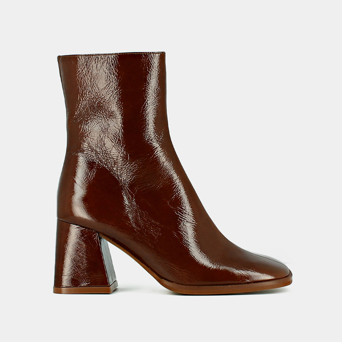 Bottines à talons épais et bouts carrés...  en cuir brillant marron