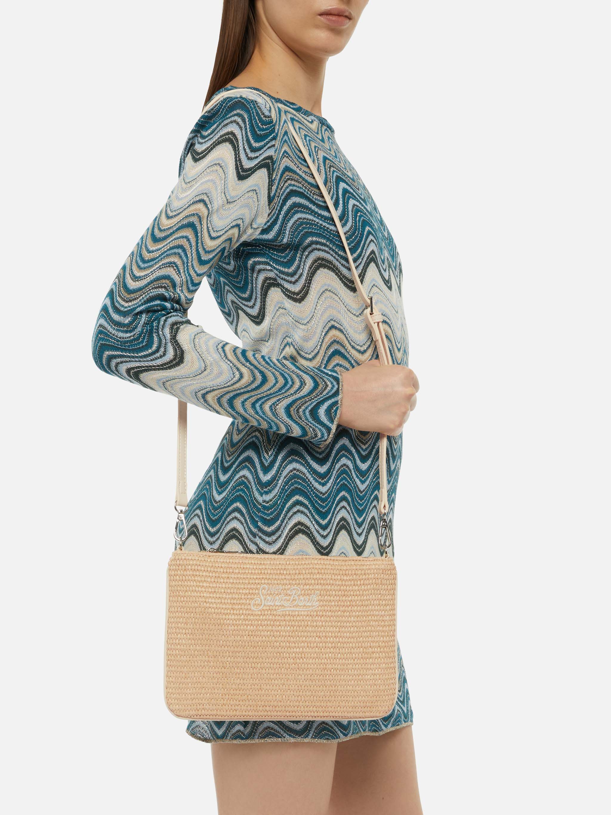 Parijse clutch met stro-effect en geborduurd logo.