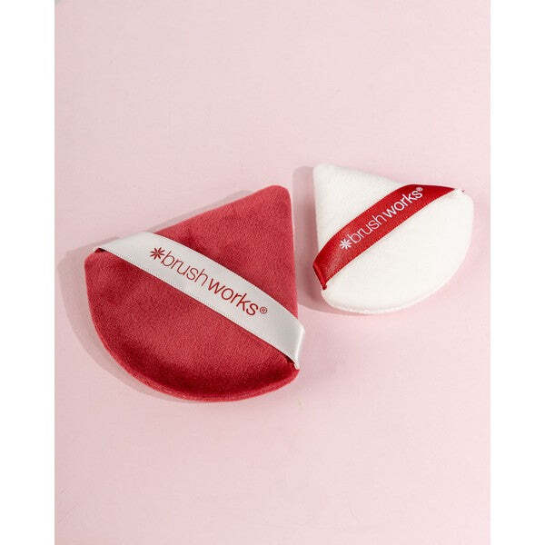Brushworks Limited Edition kolmiomainen puuterihuisku (punainen)