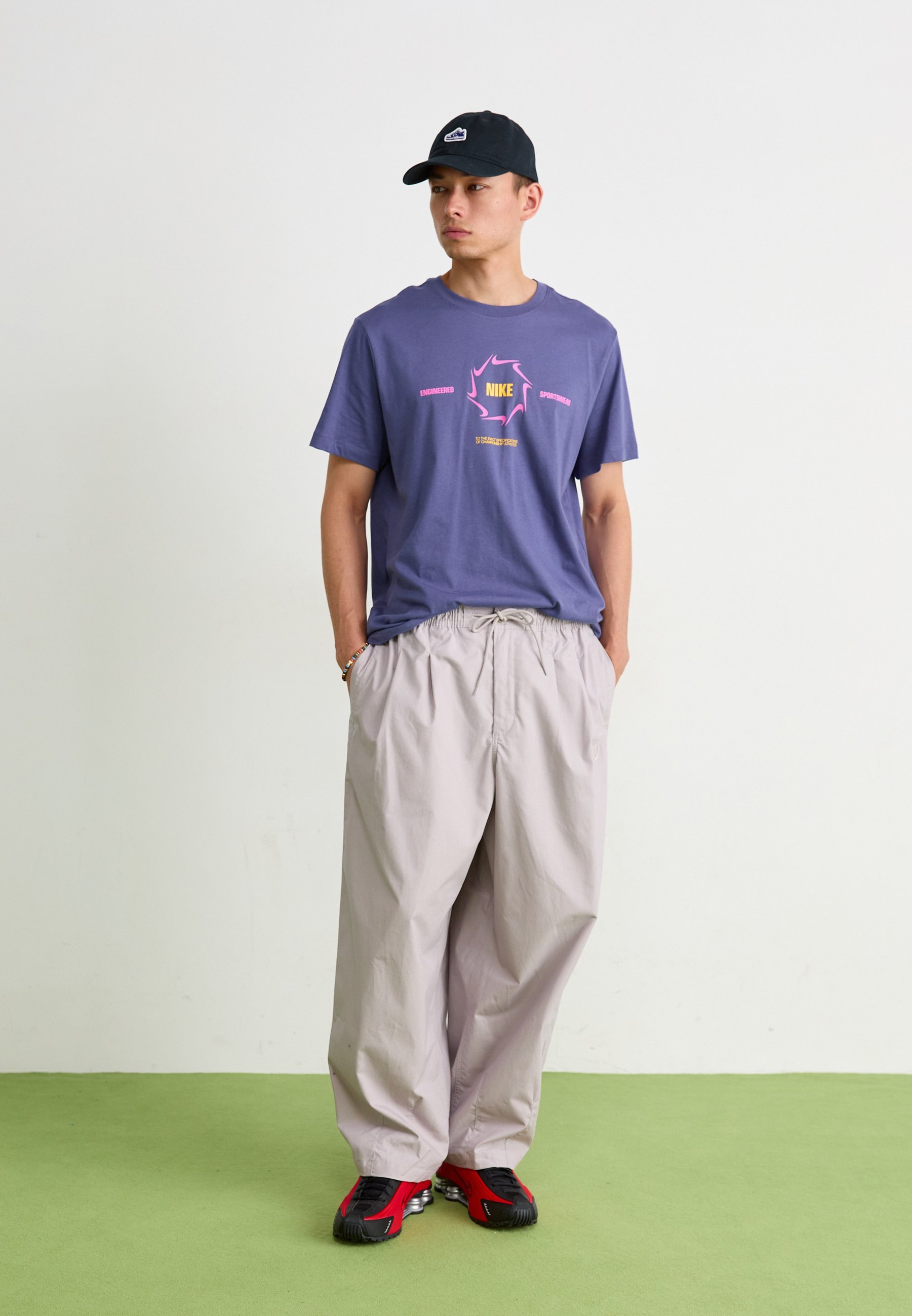 Nike Sportswear TEE - Koszulka z nadrukiem - piaskowo-fioletowa