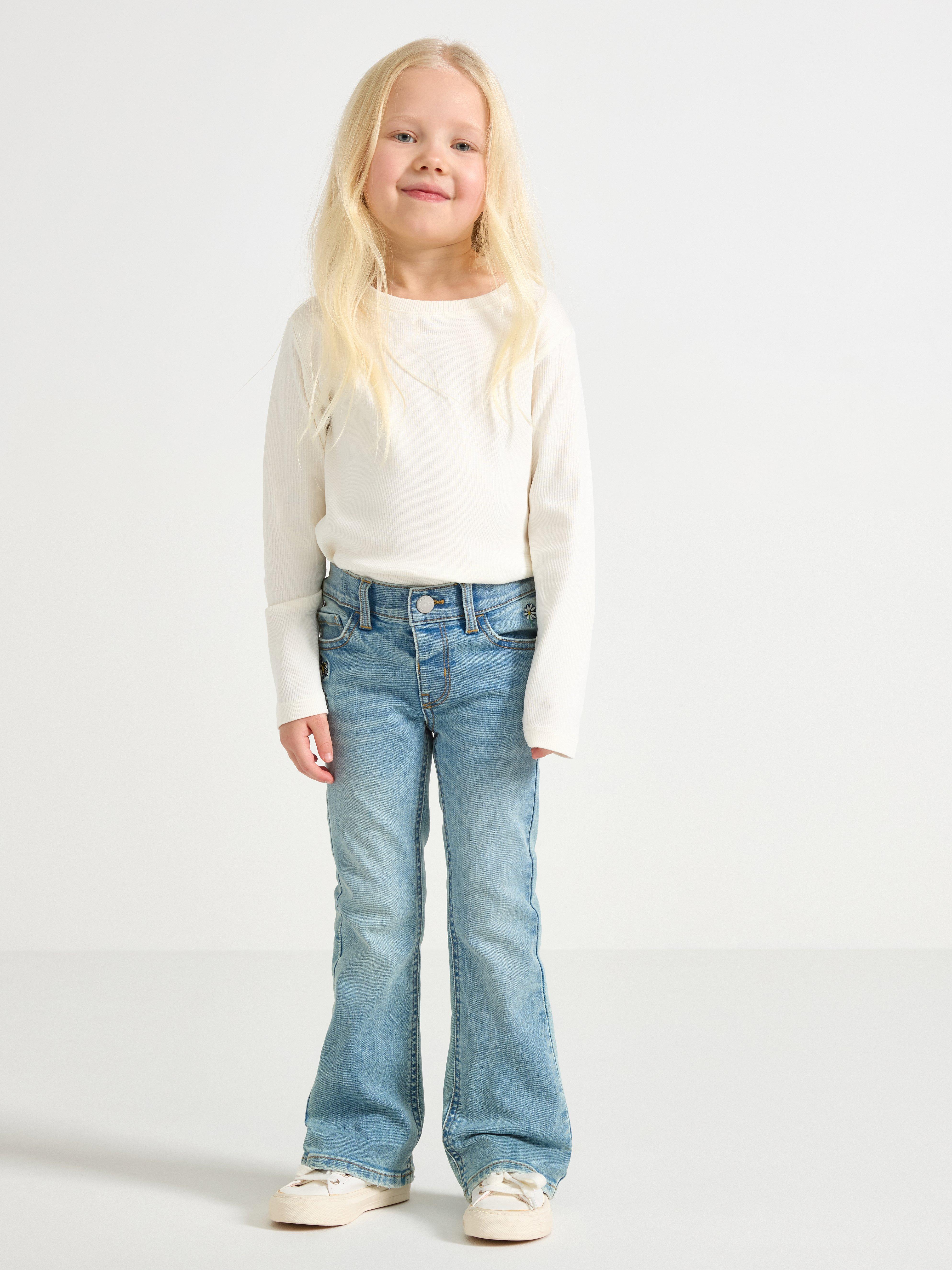 FREJA Jeans acampanados con bordados, mezclilla clara