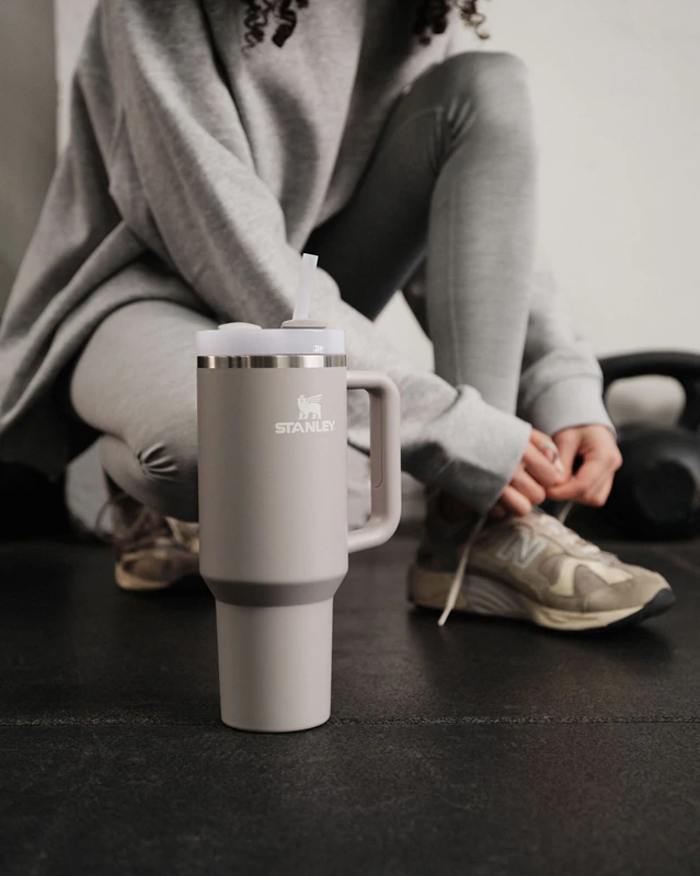 Copo térmico Stanley Quencher H2.O FlowState™ em aço inoxidável com canudo, tamanho grande.