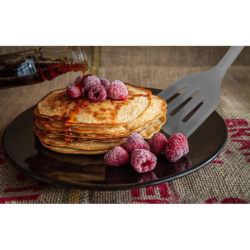 Espátula de cocina con orificio de silicona negra Softline Cuisine