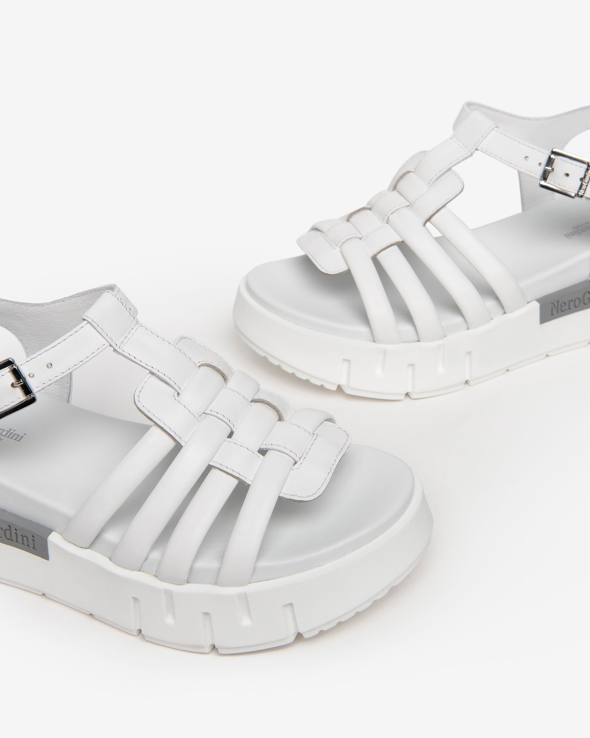  Naisten nahkasandaalit