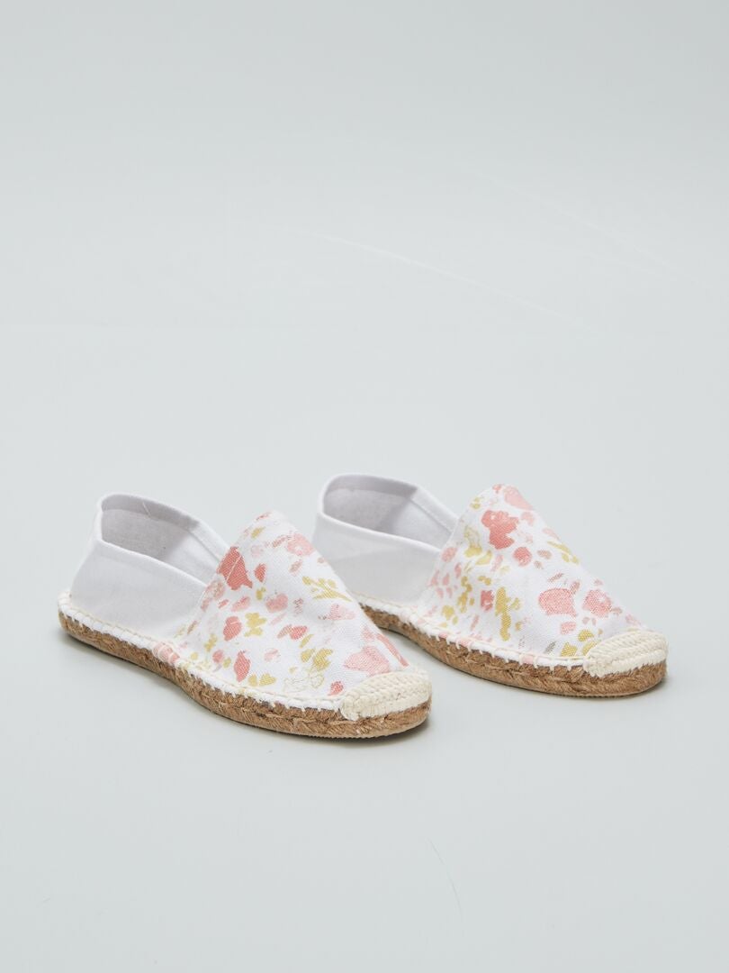 Alpargatas blancas con estampado floral y cuerda