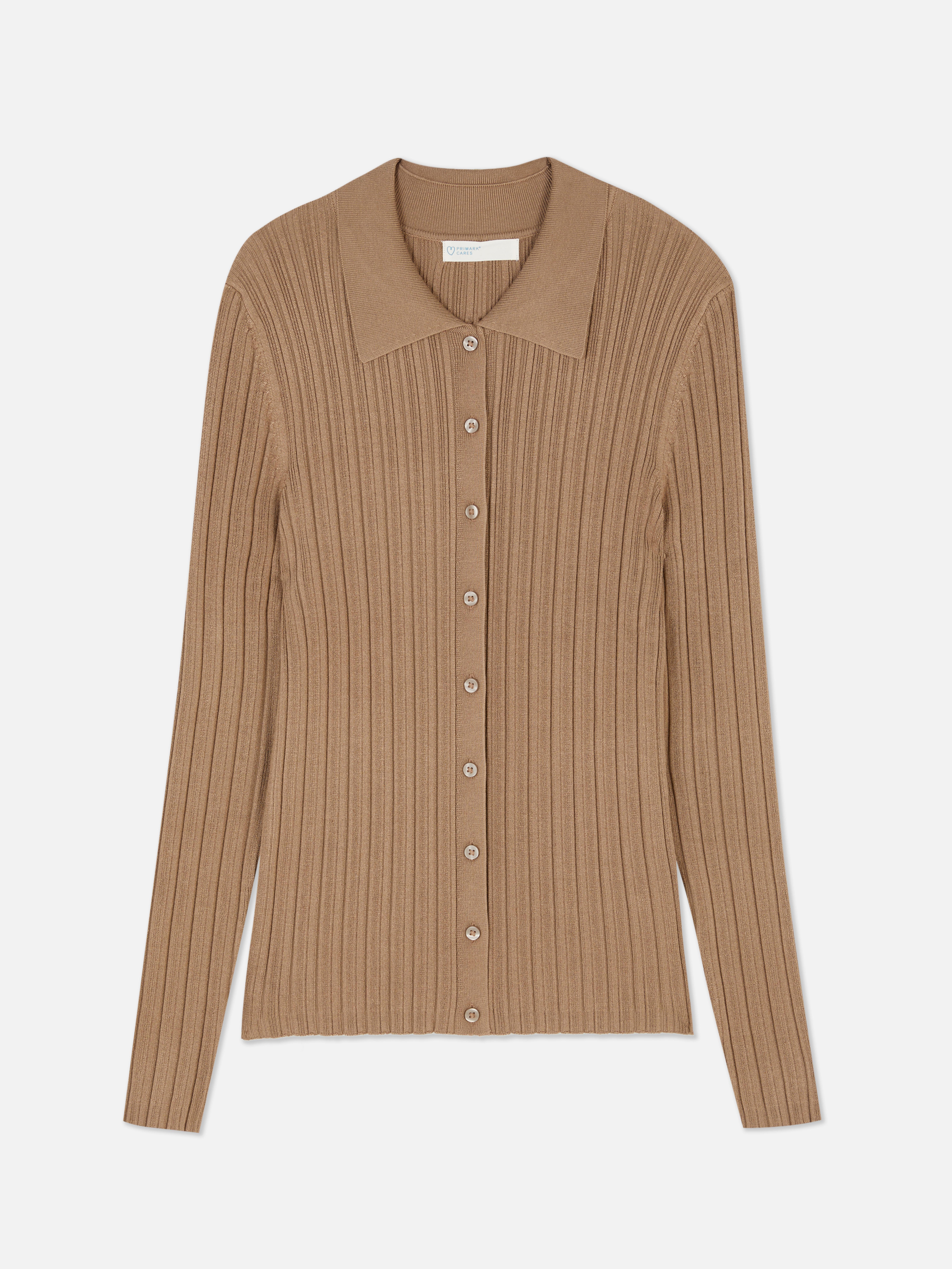 Cardigan med ribbet krage En ribbet cardigan med knappelukking og klassisk krage