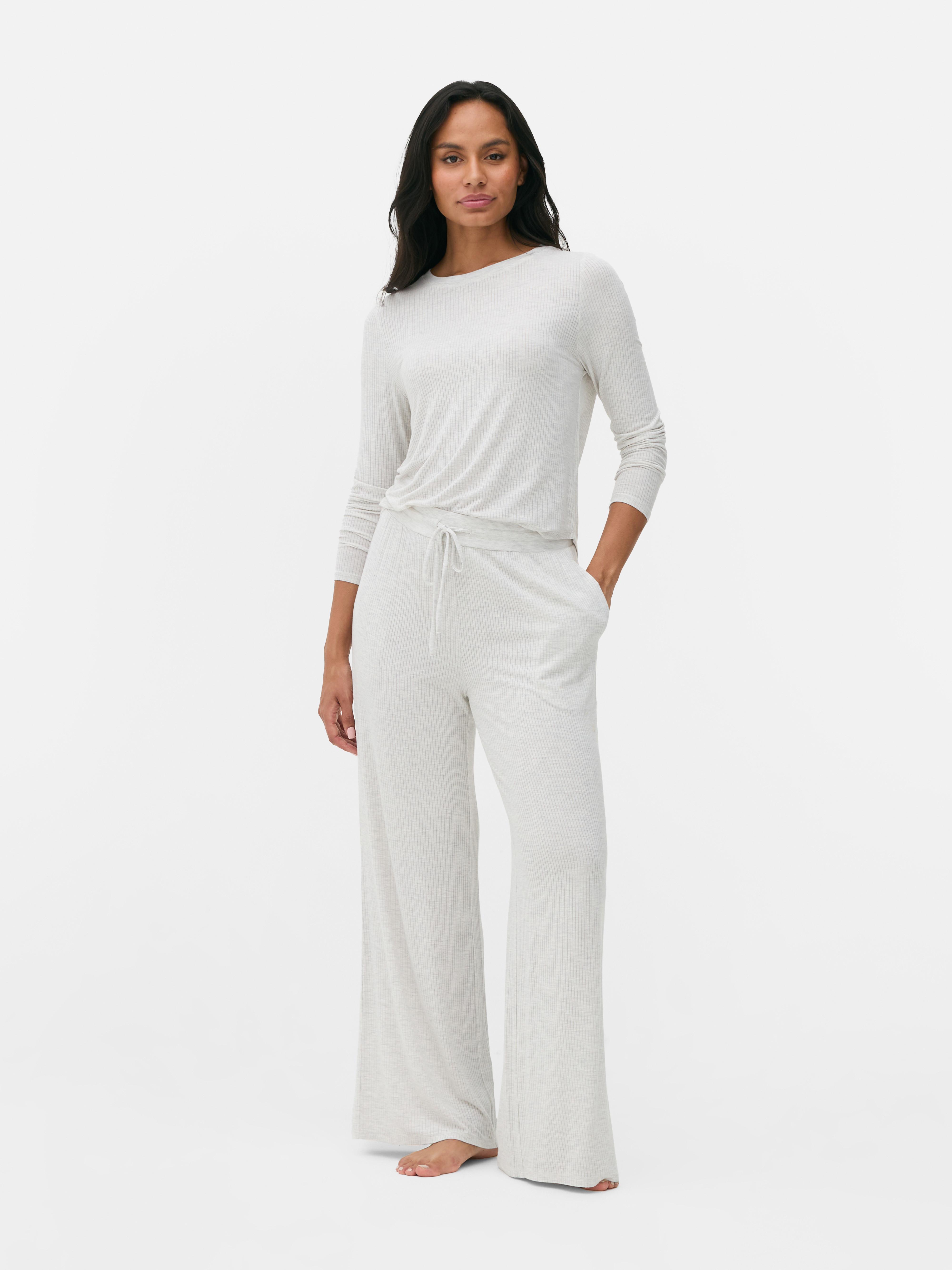 Gerippte Pyjamahose mit weitem Bein. Stilvolle Loungewear-Hose mit weitem Bein, Kordelzug und drapiertem Design.
