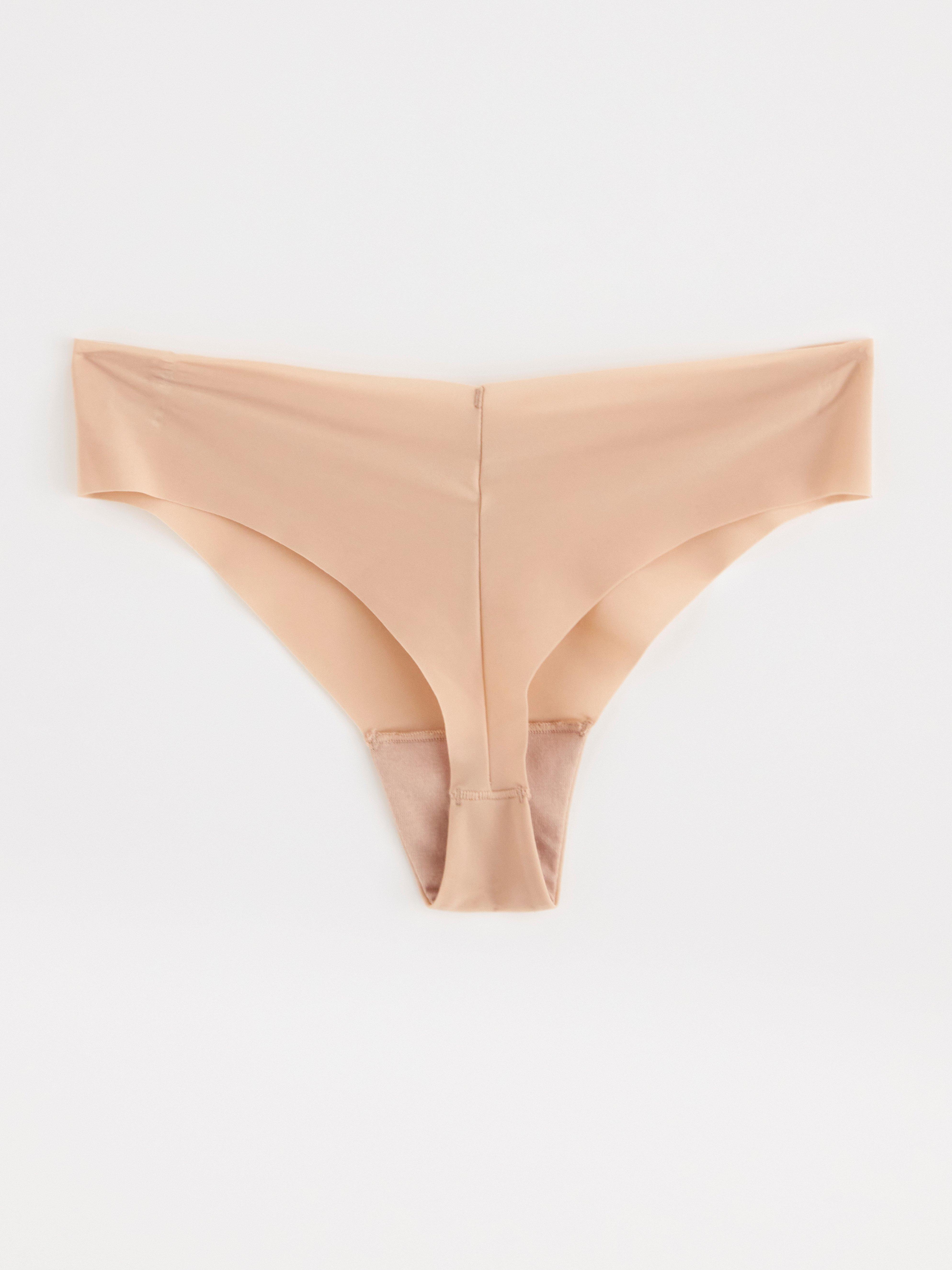 Tanga invisible con cintura normal, color beige.