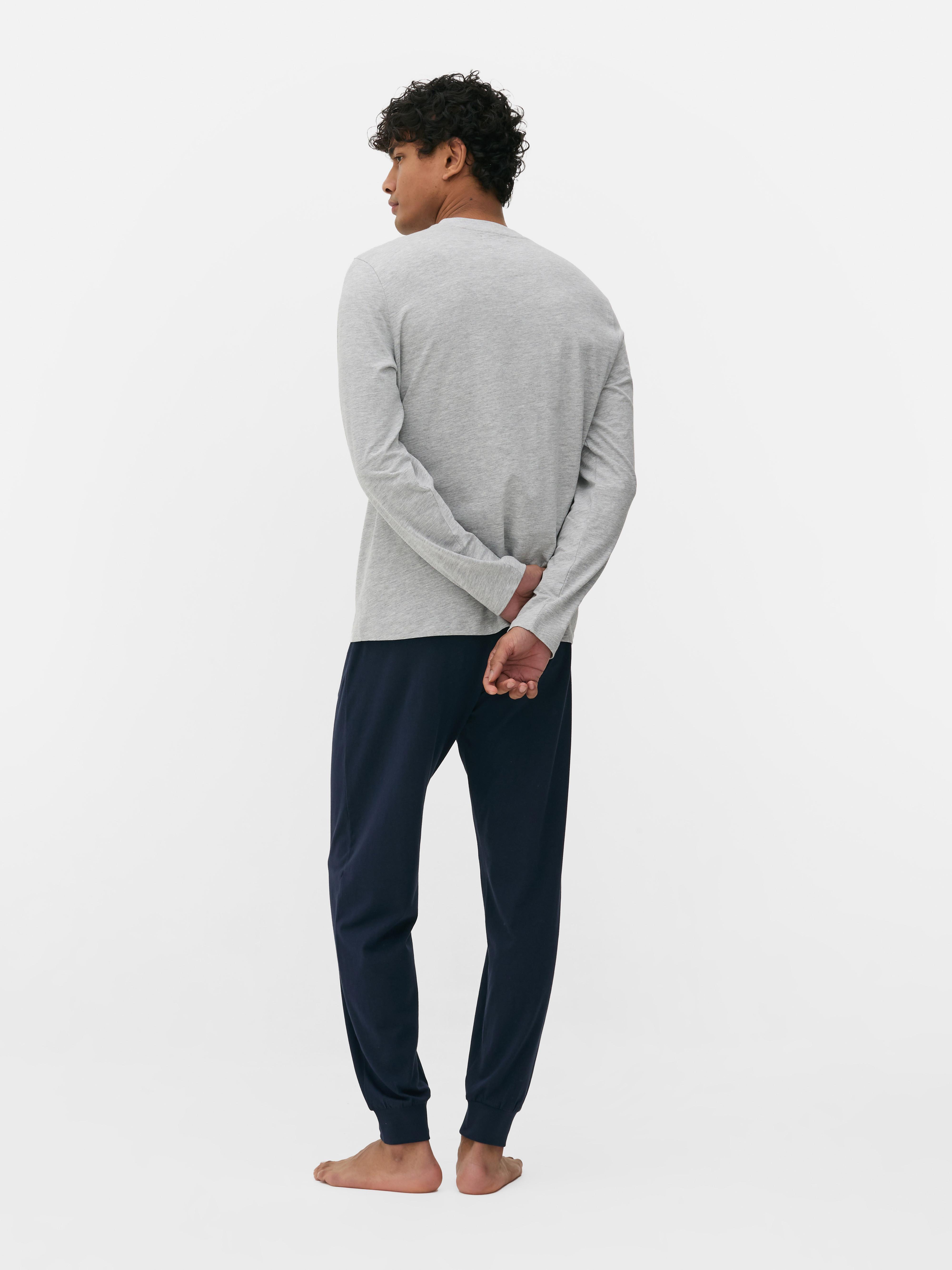 Pijamale din jerseu. Un set de pijamale cu un top cu logo-ul unui număr și pantaloni din jerseu asortați.