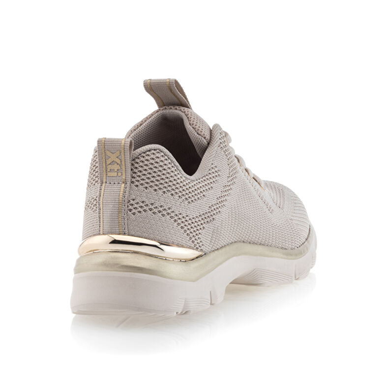 Zapatillas deportivas para mujer color beige.
