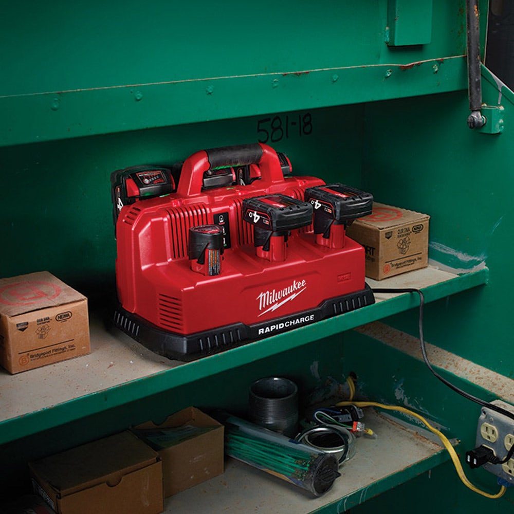 Încărcător de baterii MILWAUKEE 12V/18V cu 3 sloturi și încărcare simultană M12-18C3