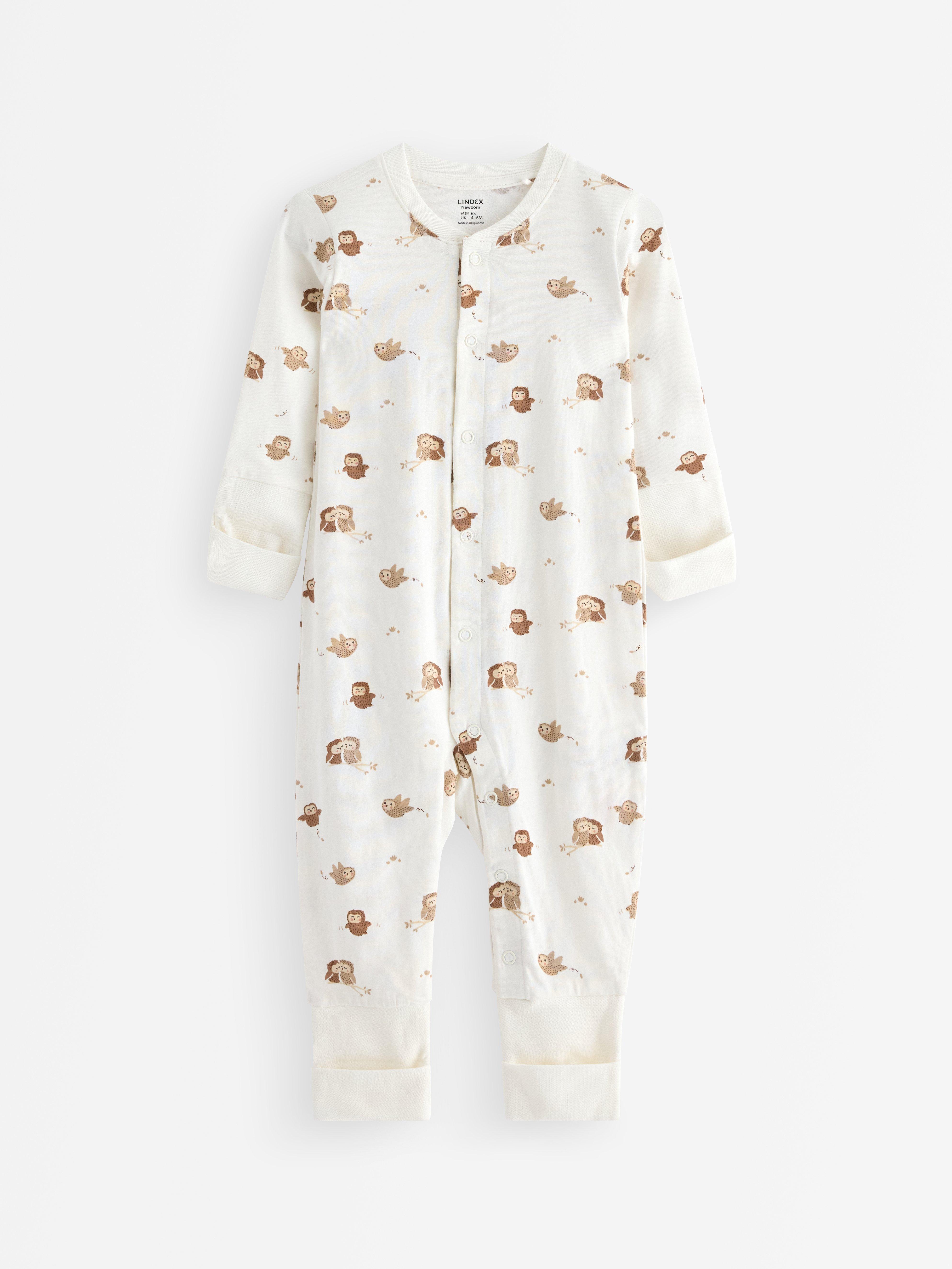 Pijama con puños plegables, color blanco claro empolvado.