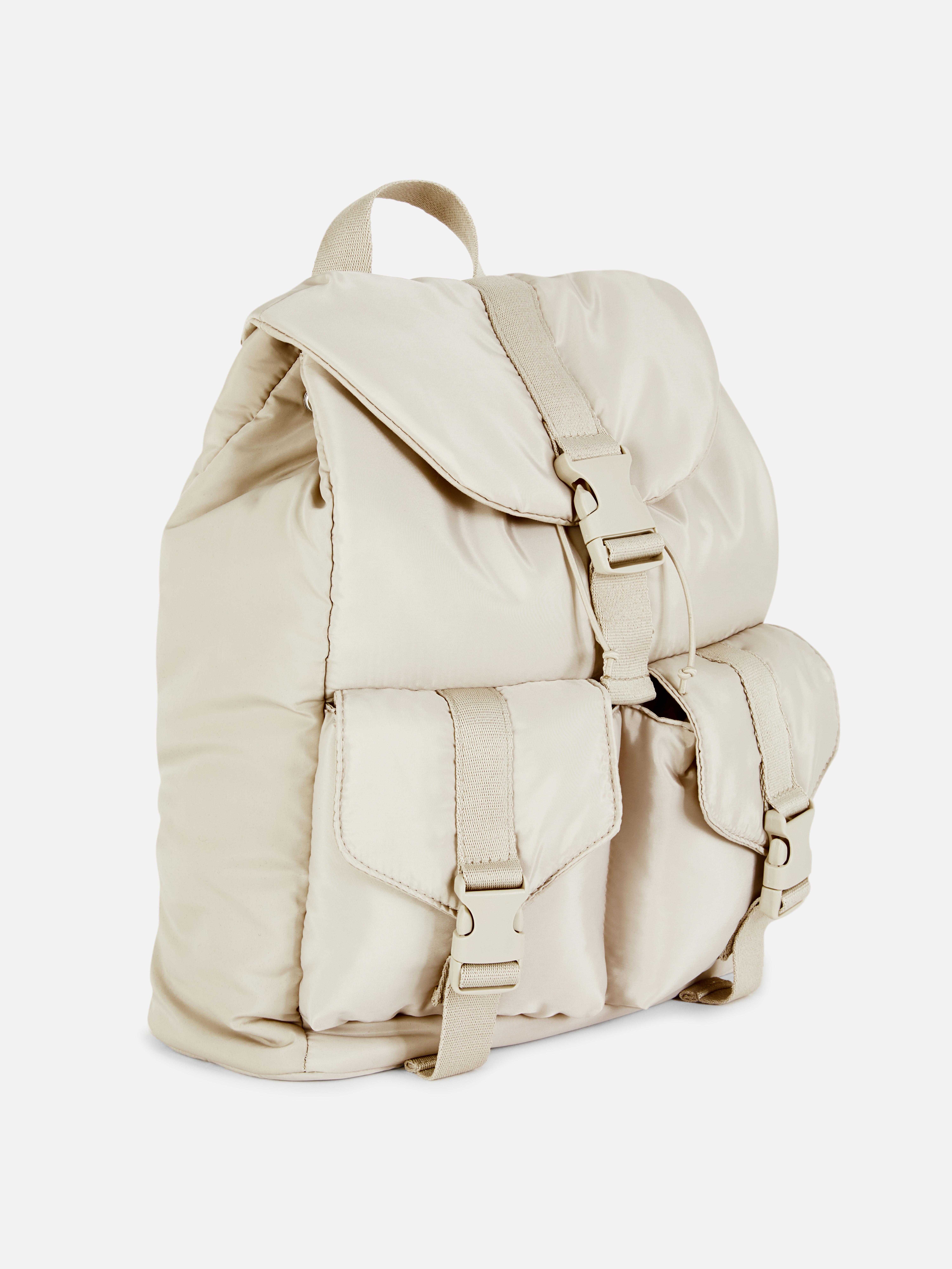 Gepolsterter Rucksack mit mehreren Fächern. Ein leicht gepolsterter Rucksack mit zwei Außentaschen und verstellbaren Schultergurten.