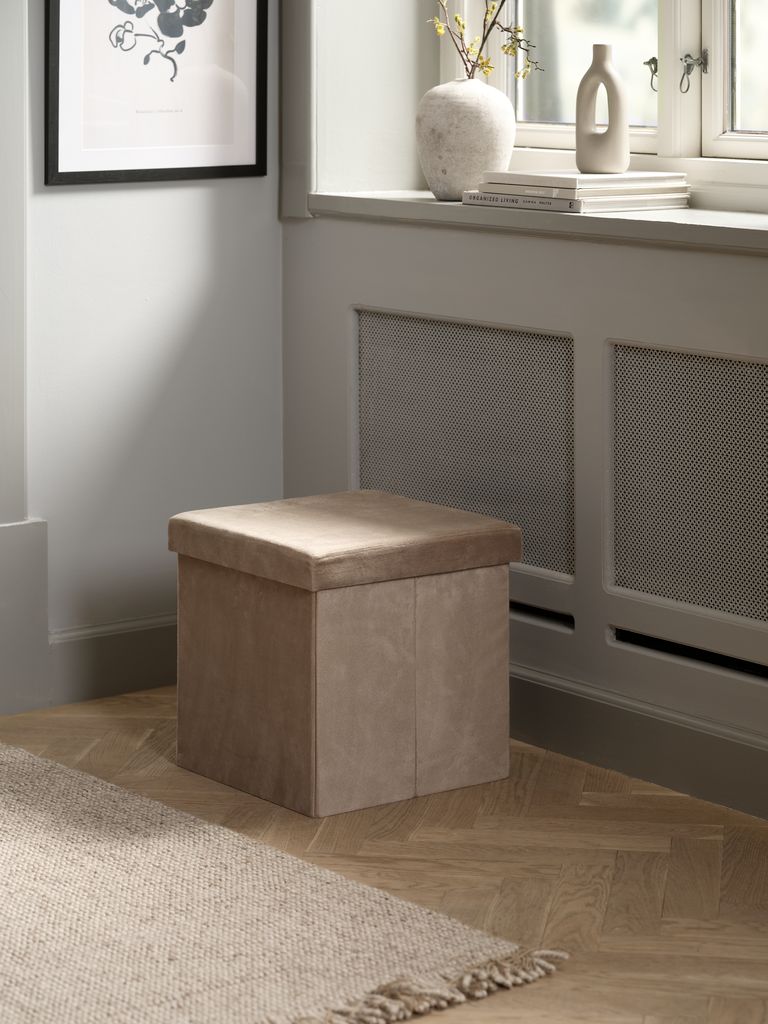 AUNING AUNING 38x38 pouf s tamnim pješčanim baršunom