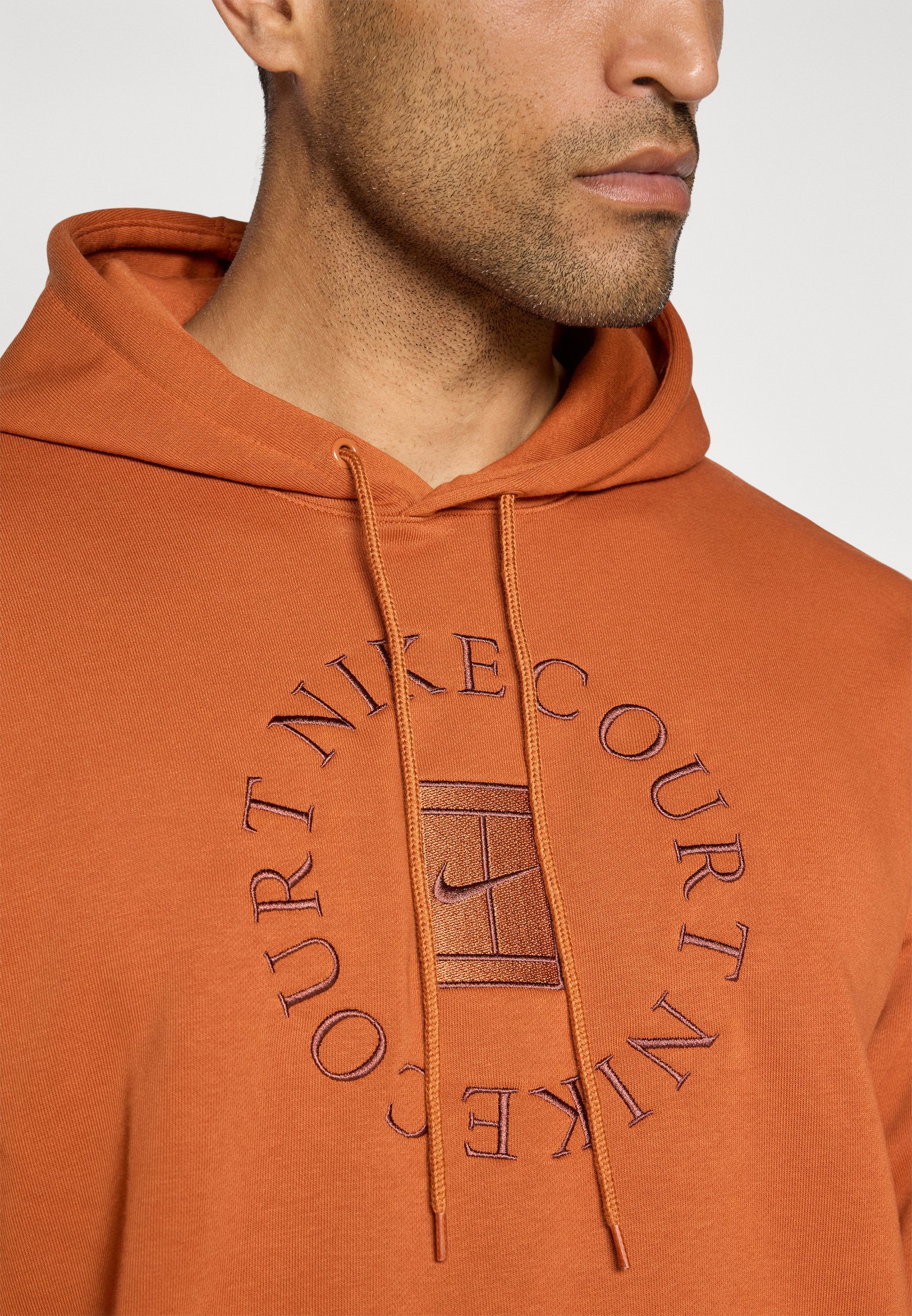 Nike Performance NIKECOURT HERITAGE HOODIE - Felpa con cappuccio - ruggine scuro/cannella