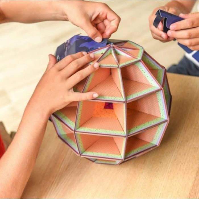 Globo terráqueo que brilla en la oscuridad para construir: La Tierra de noche.