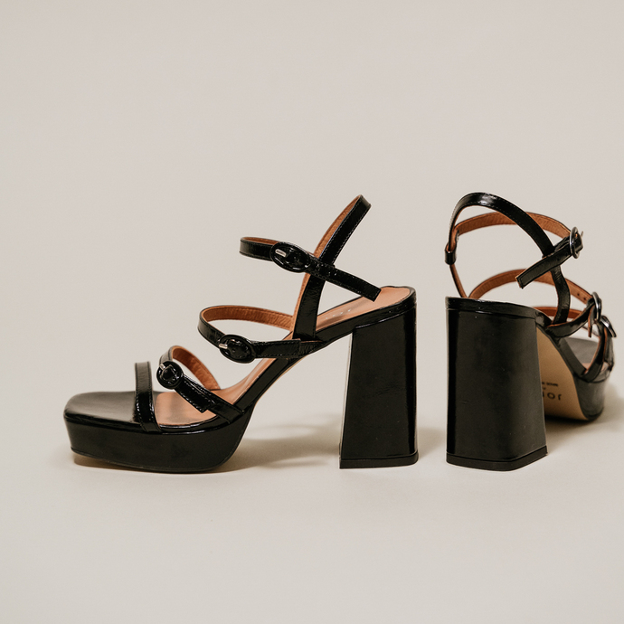 Sandales à brides et bouts carrés  en cuir brillant noir