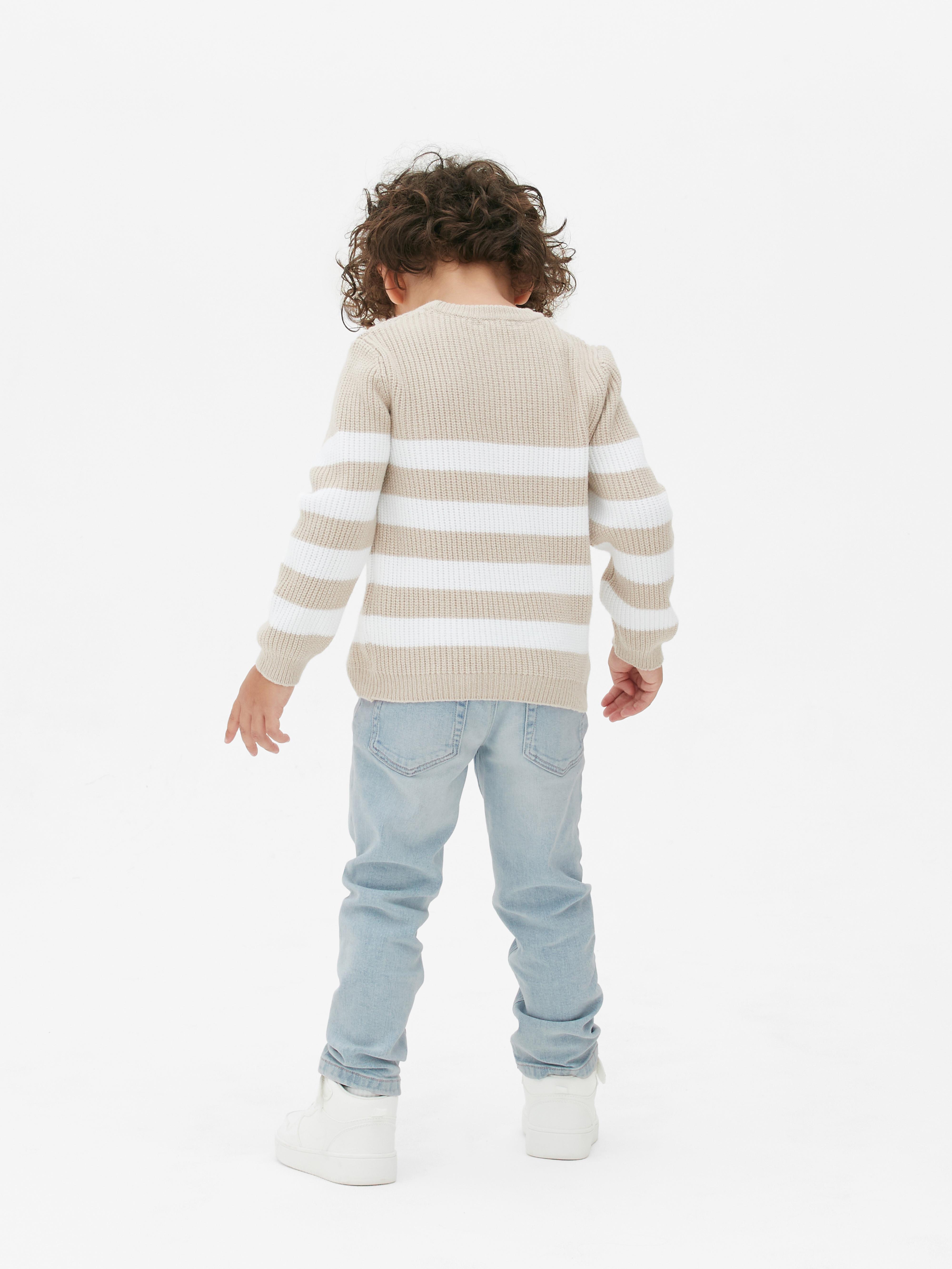 Blugi slim fit pentru băieți. O pereche cool de blugi slim fit cu găici pentru curea și nasturi în față.