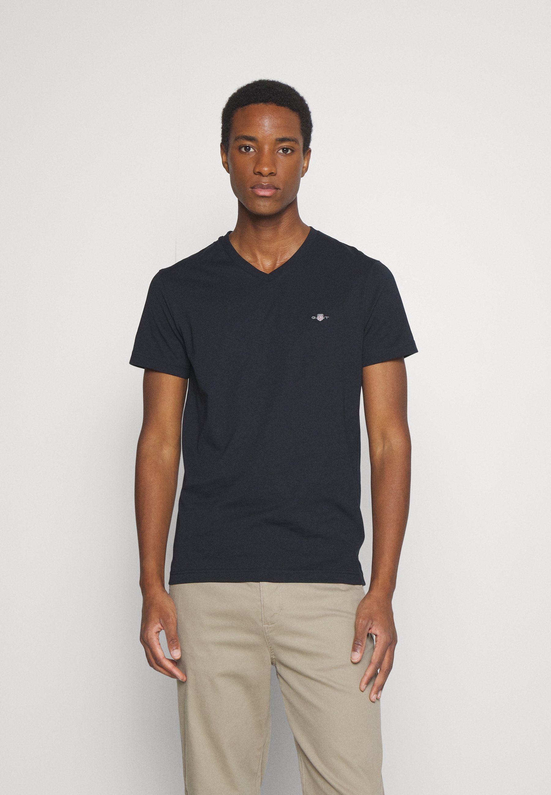 Camiseta básica GANT SLIM SHIELD com decote em V - preta