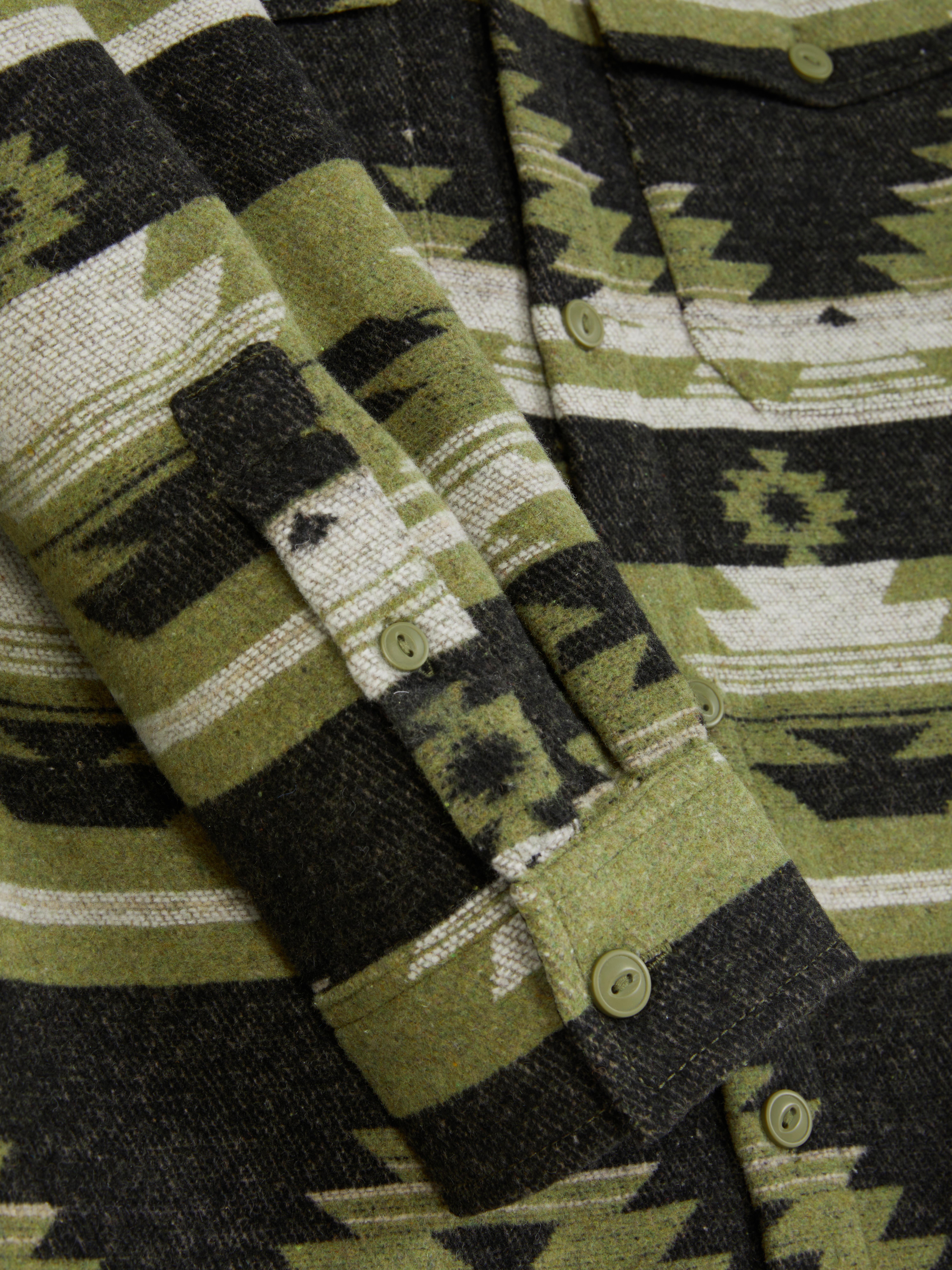 Geometrisches Overshirt Ein lässiges Overshirt mit Kragen, zwei Brusttaschen und einem durchgehenden geometrischen Muster