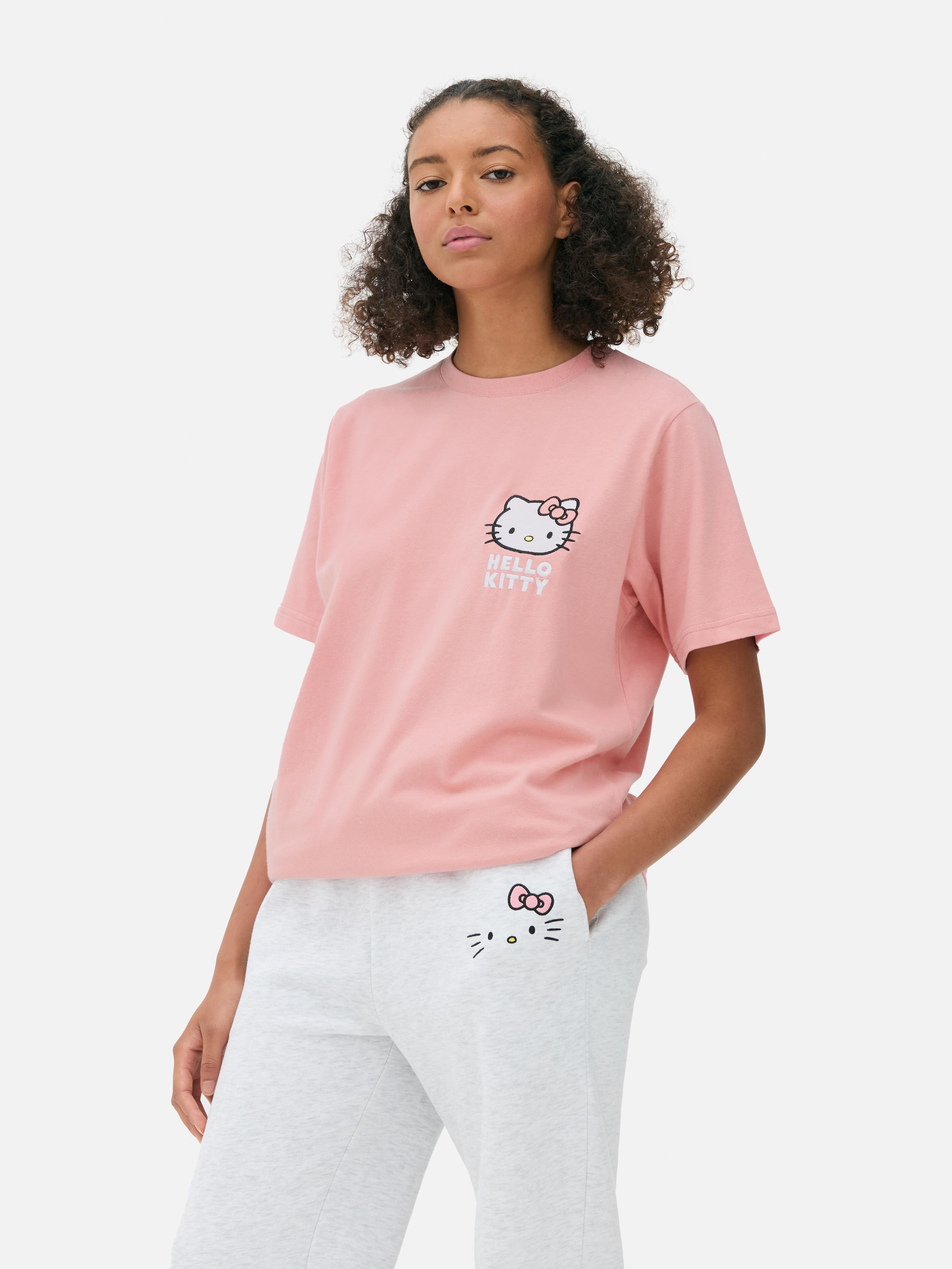 Tricou cu imprimeu Hello Kitty. Acest tricou supradimensionat cu Hello Kitty, cu decolteu rotund și mâneci scurte, este o piesă drăguță de bază.