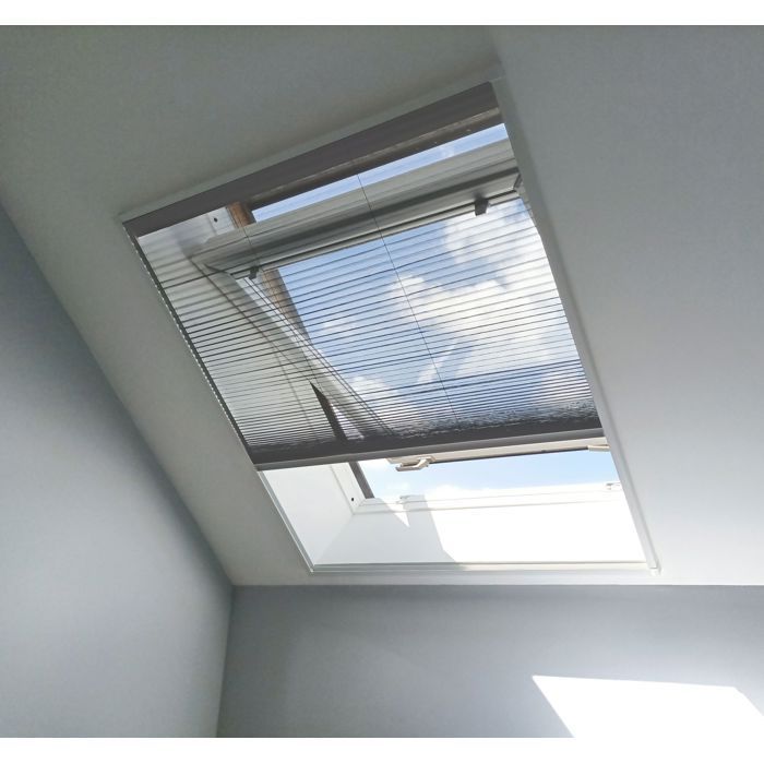 Cortina mosquiteira plissada para janelas de telhado Velux, 120 cm de largura x 160 cm de altura - Fácil de instalar - Acessórios de fixação incluídos