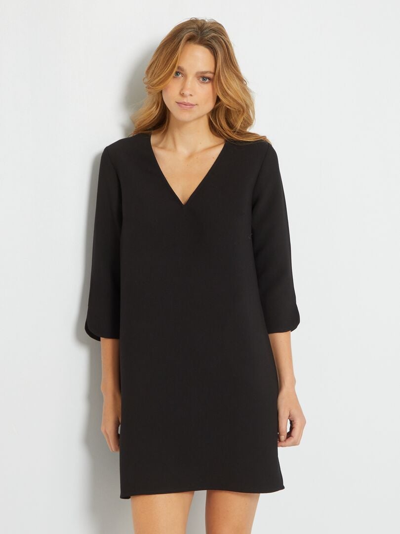 Vestido curto com decote em V - Preto
