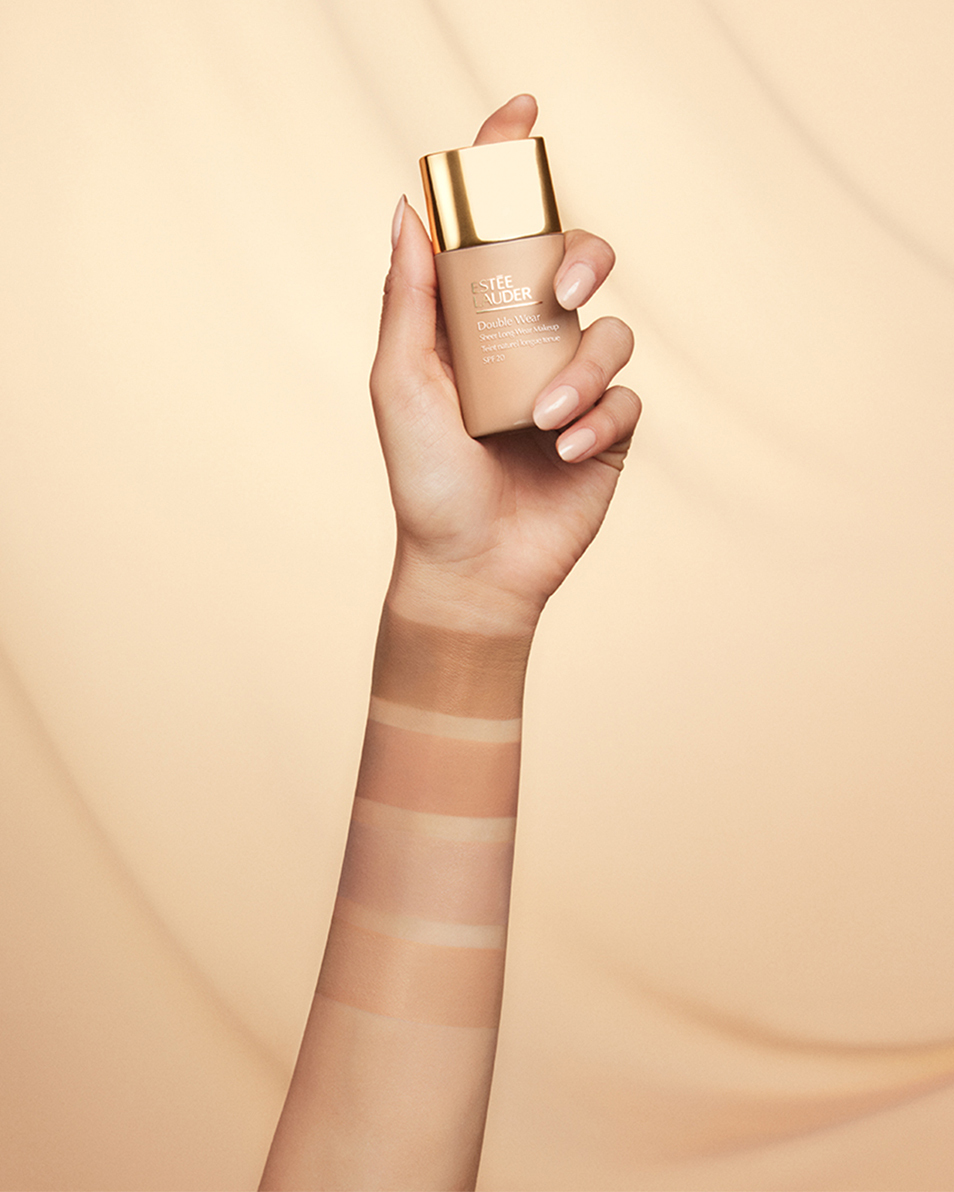 ESTÉE LAUDER DOUBLE WEAR SHEER FOUNDATION - MAT, LANGHOUDEND & LICHT