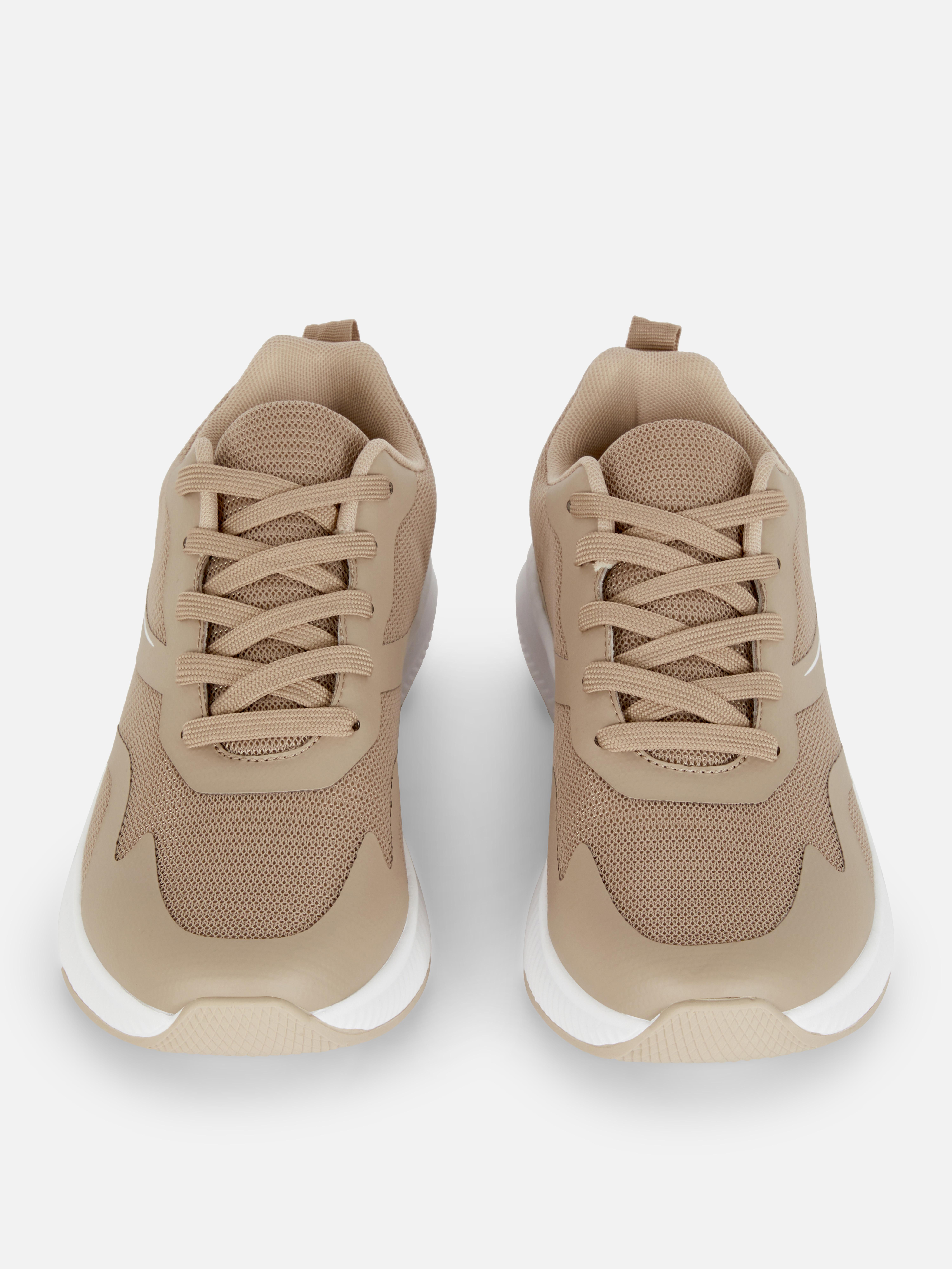 Flache Mesh-Sneaker. Diese Sneaker werden der Hingucker in Ihrer Sammlung sein.