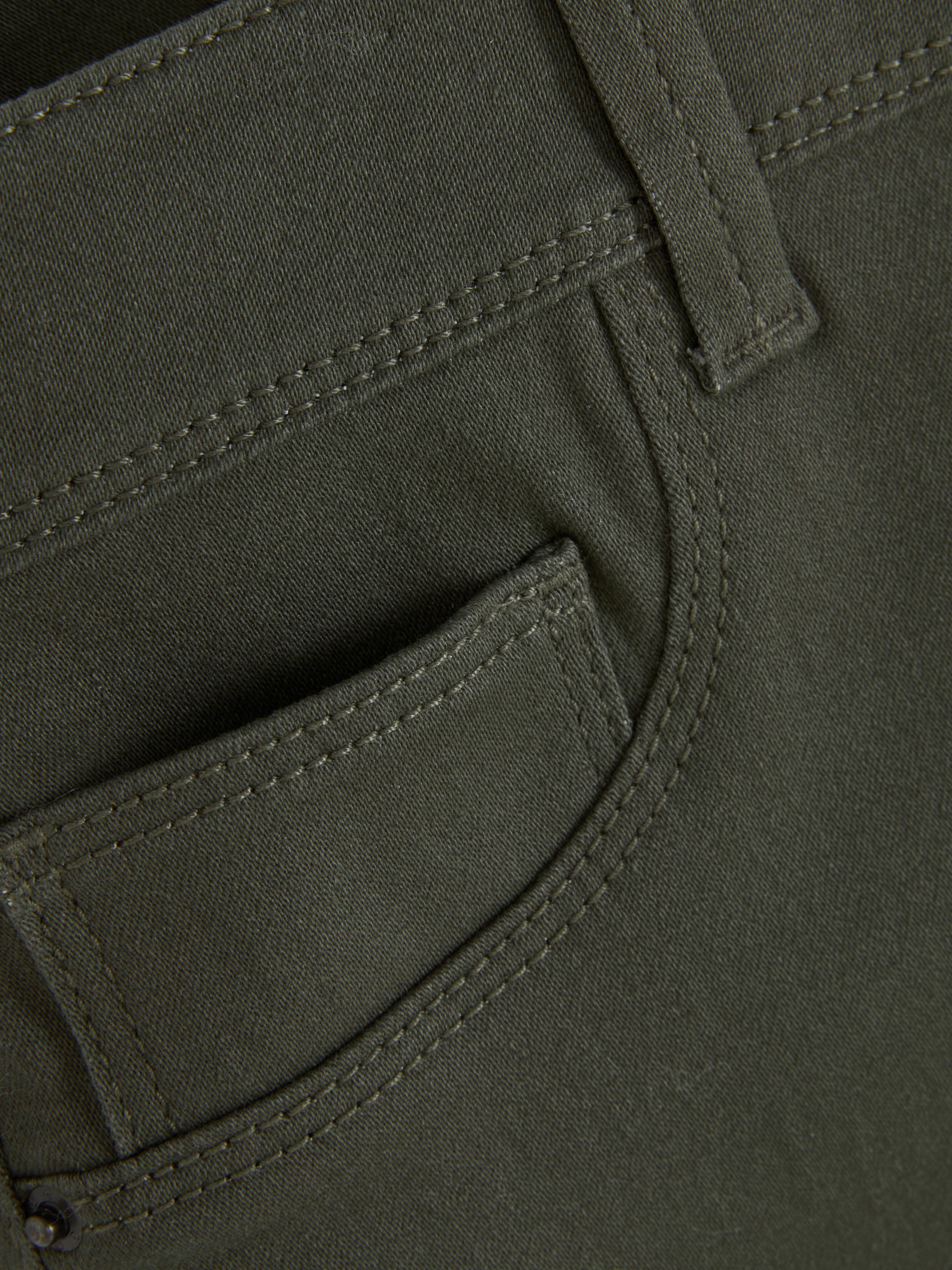 Blugi skinny simpli cu talie medie. Blugii sunt un must-have, iar noi adorăm acest stil mulat.