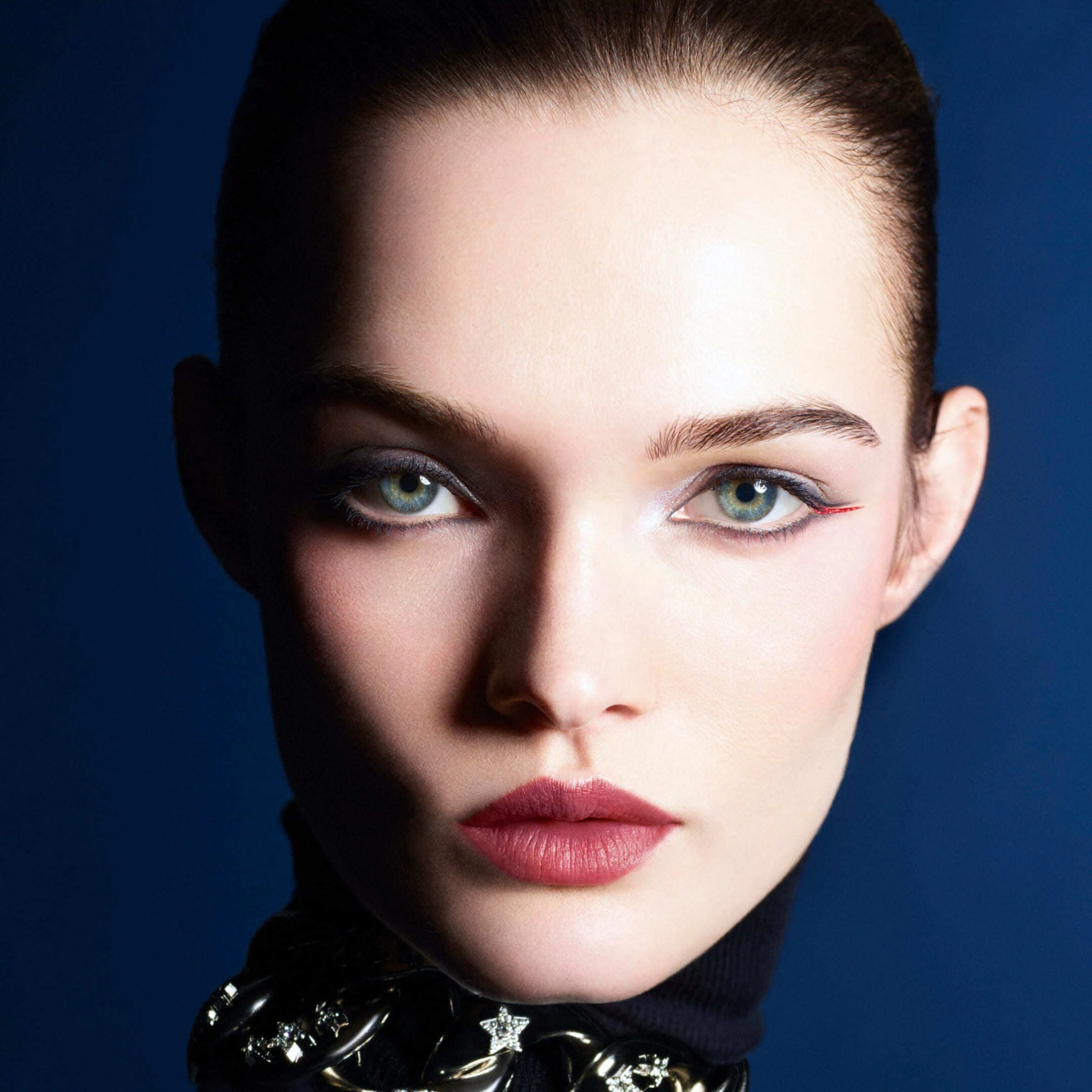 ROUGE ALLURE VELVET - IL ROSSETTO VELLUTATO LUMINOSO