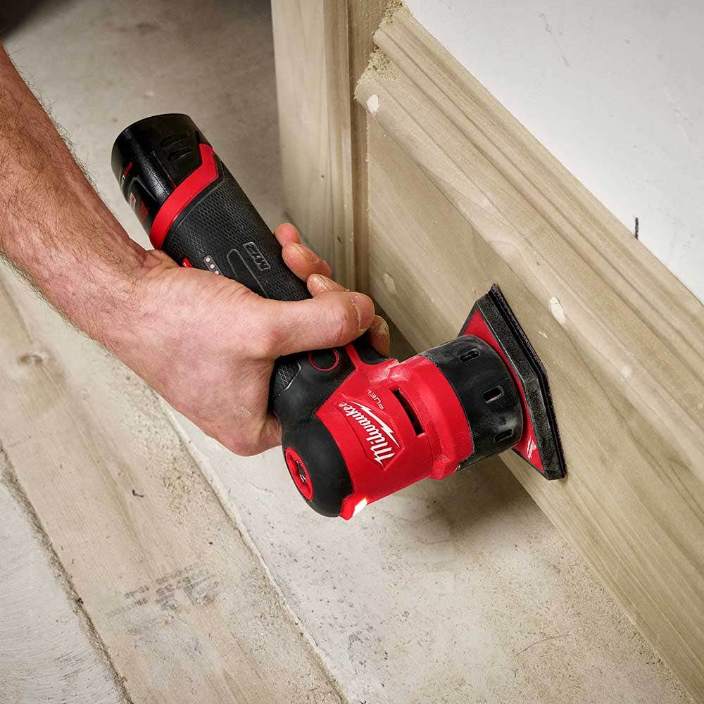 Lixadeira orbital MILWAUKEE FUEL™ 12V para trabalhos de precisão em couro M12FDSS0