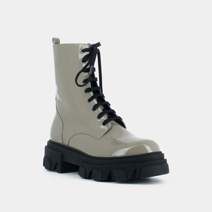 Bottines à lacets et semelle crantée  en cuir vernis gris