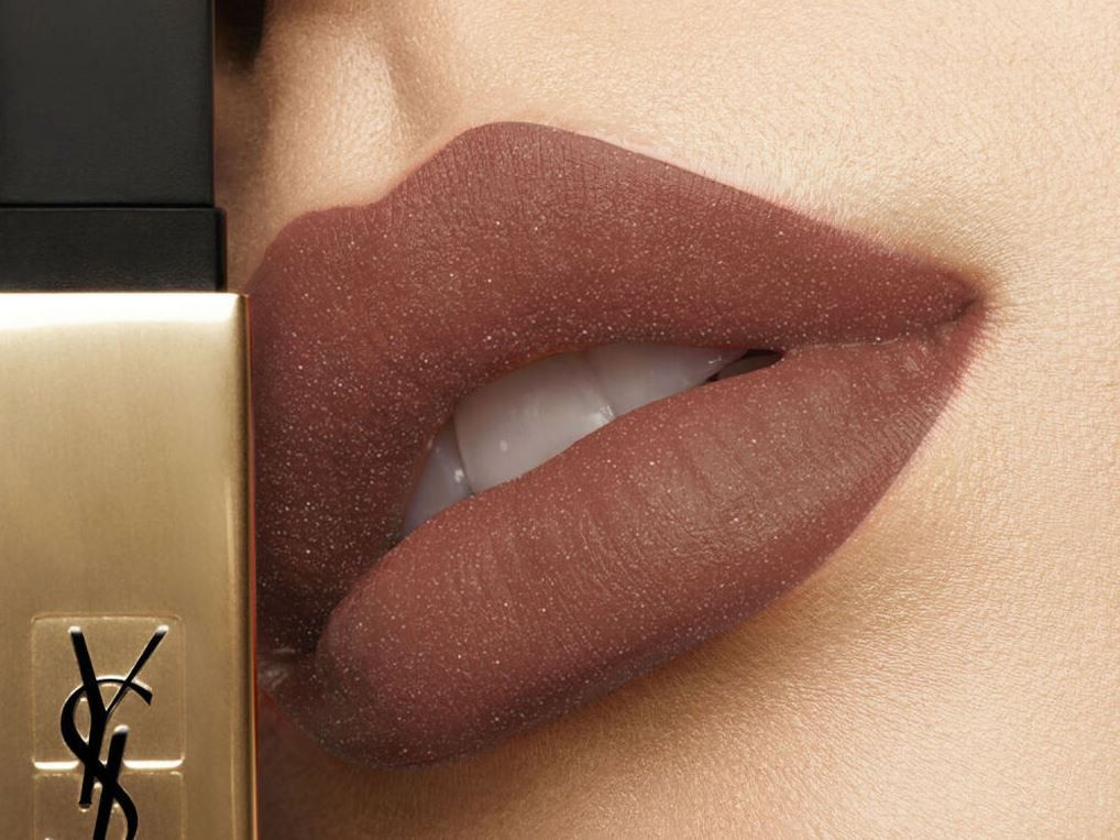 „Rouge Pur Couture The Slim Vibing Nudes“ lūpų dažai Prabangūs lūpų dažai